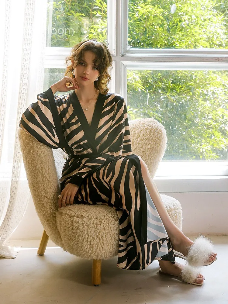 ثوب نوم حريري من الساتان مطبوع عليه حمار وحشي راقي للنساء طويل بدون حمالات نمط مريح فضفاض مناسب للتخسيس تأثير رداء صباحي رداء حمام