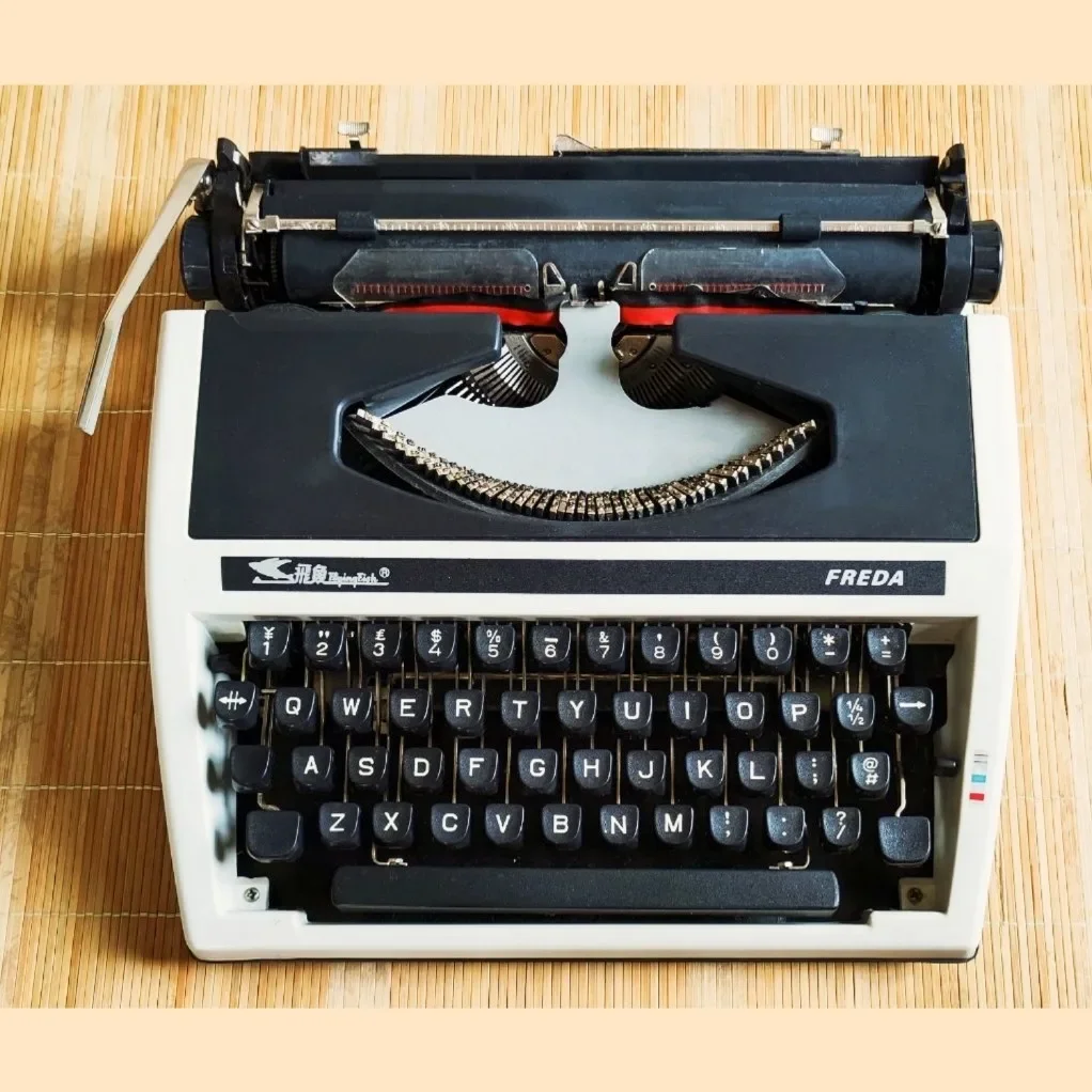 Old-fashioned mechanical manual English typewriter can type, recommended for student gifts