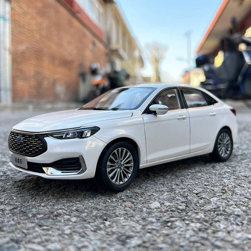 

1:18 Ford ESCORT 2022 SUV Alloy Car Model Diecast Metal Toy Off-road Vehicles Car Model High Simulation Collection Children Gift