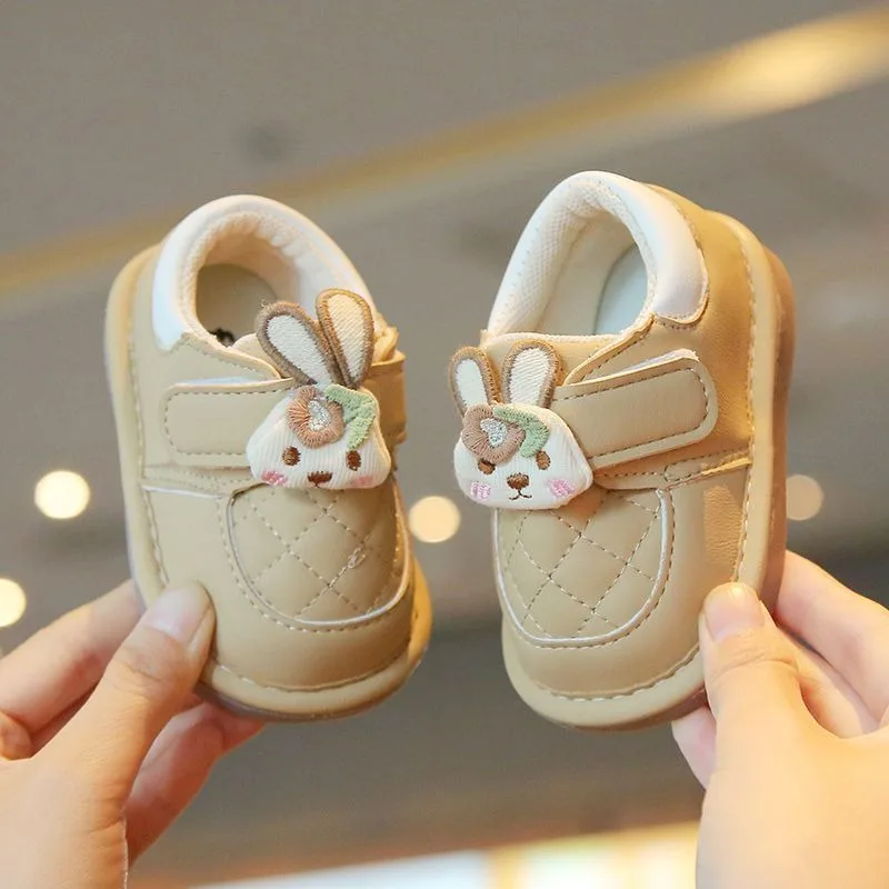 

Новые детские туфли из мягкой кожи с героями мультфильмов для малышей, противоскользящие весенне-осенние музыкальные пищалки на мягкой подошве