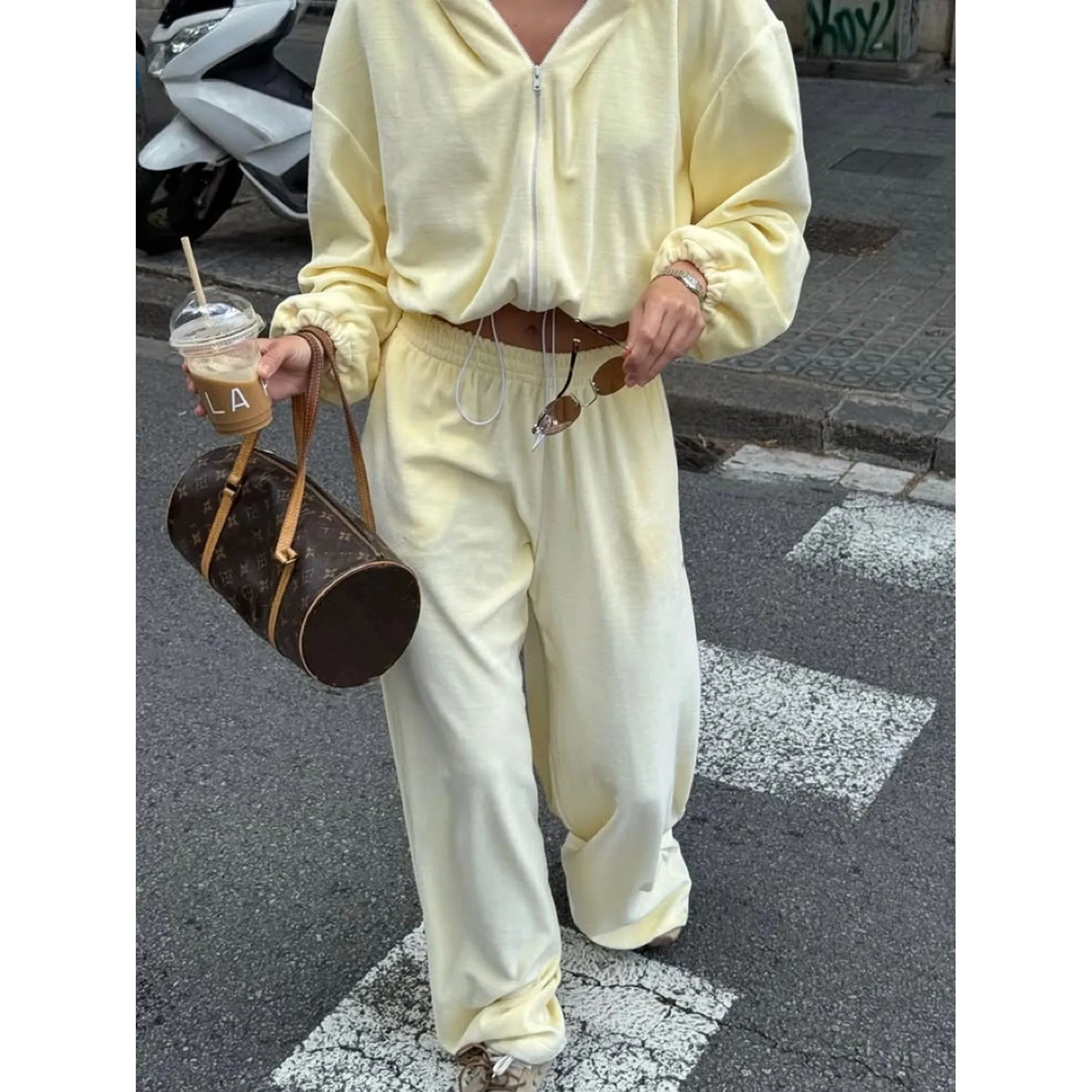 

Женский цветной укороченный свитшот с капюшоном и комплект из двух предметов в стиле Cleanfit, с рукавами А-силуэта, из других материалов, 100% зимняя коллекция