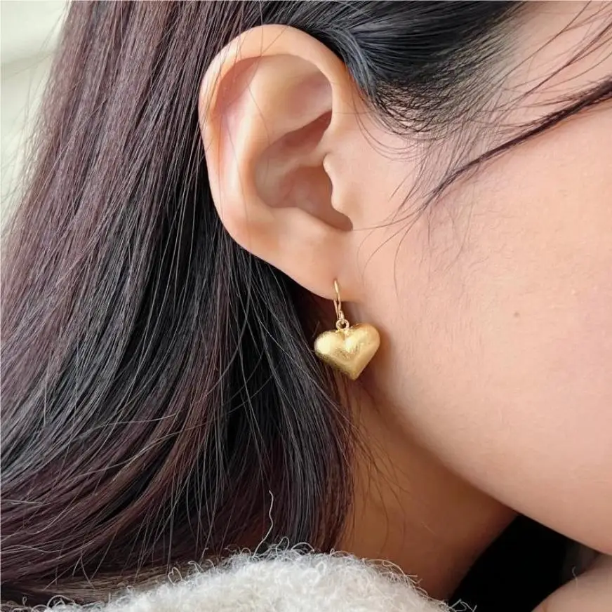 Nowe śliczne szczotkowane miłość w kształcie serca zaczep na ucho 925 srebro kobiece proste modne słodkie kolczyki w stylu Ins TYB284