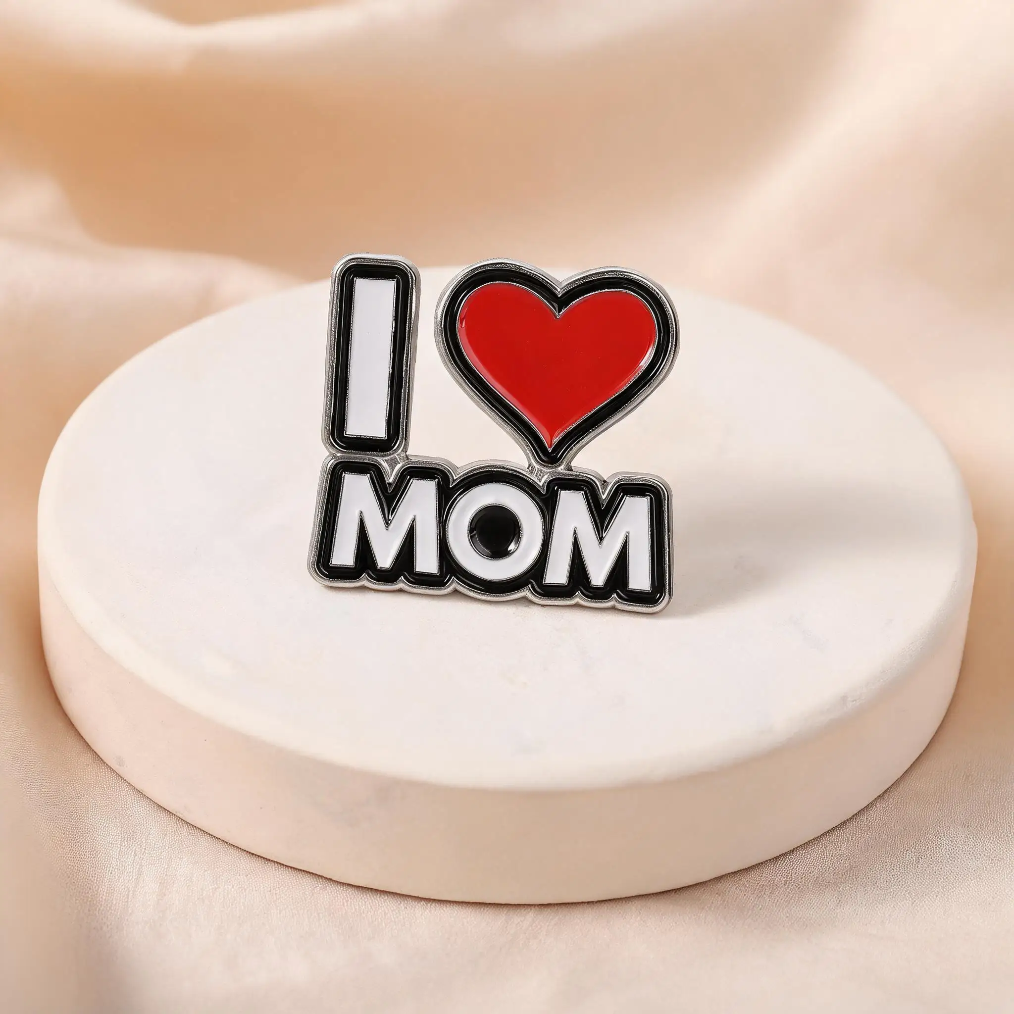 I Love Mom Heart Enamel Brooch Letter Lapel Pin Metal Badge Fashion Accessories Gift for Mother Mother's Day Backpack Decoration