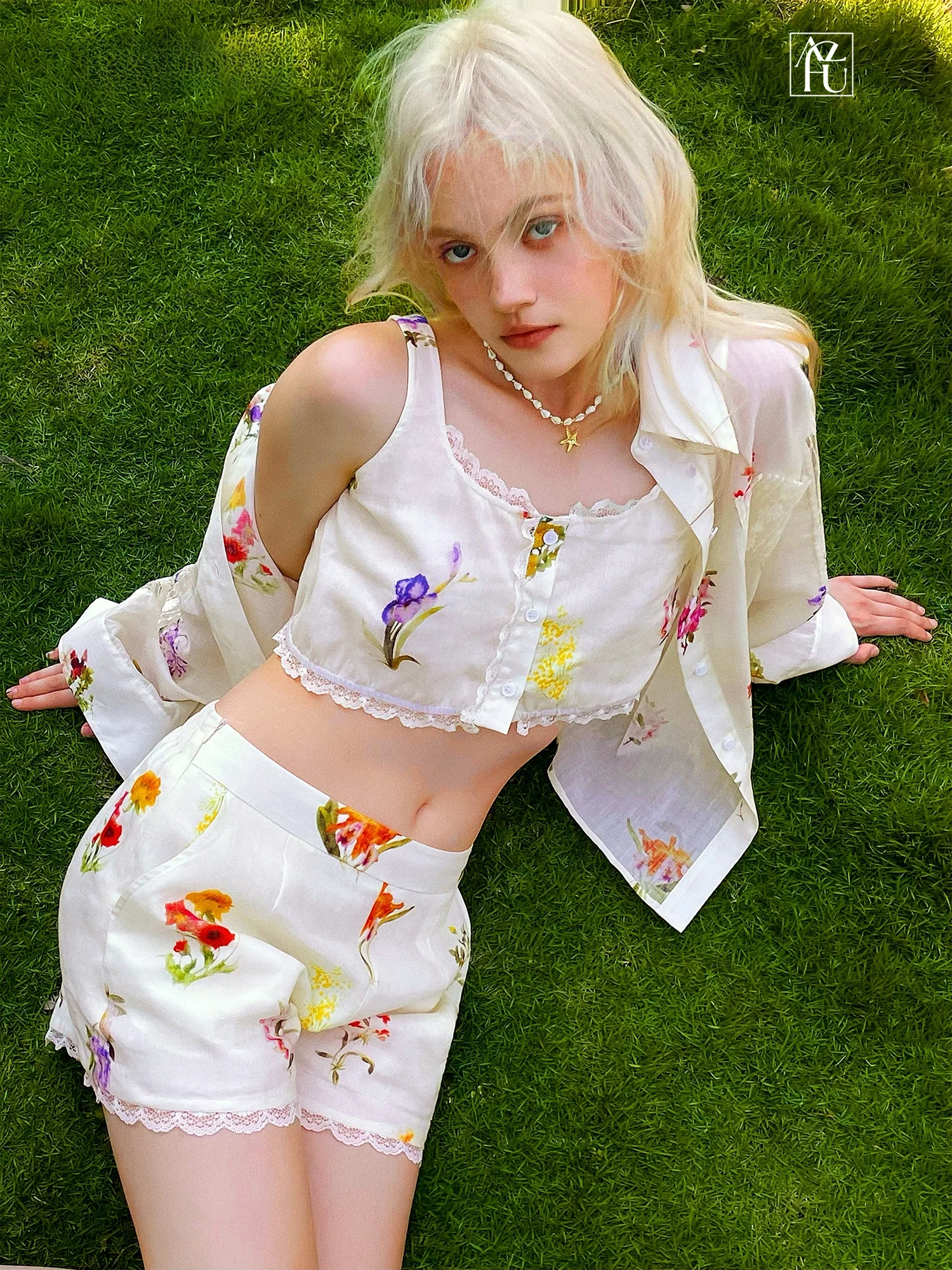 

Белый шелково-льняной комплект с цветочным принтом: дышащий летний модный костюм-четверка для женщин, включающий шорты, брюки и жилет, для повседневной носки