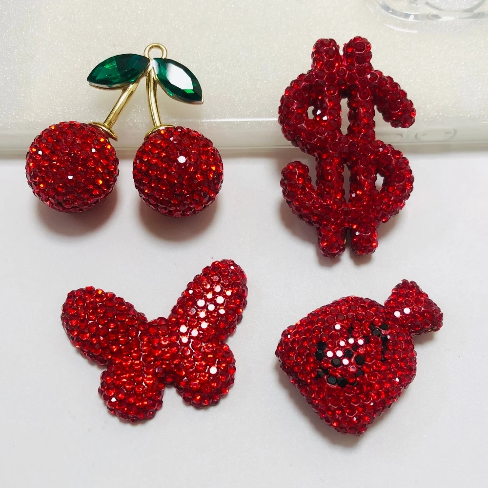 2 pezzi Felice Anno Nuovo Bling Rosso Pieno di Strass Cherry Dollaro Segno Sacchetto di Soldi Pendenti e Ciondoli Farfalla Artigianato Fai Da Te Spazzatura Cassa Del Telefono Decor