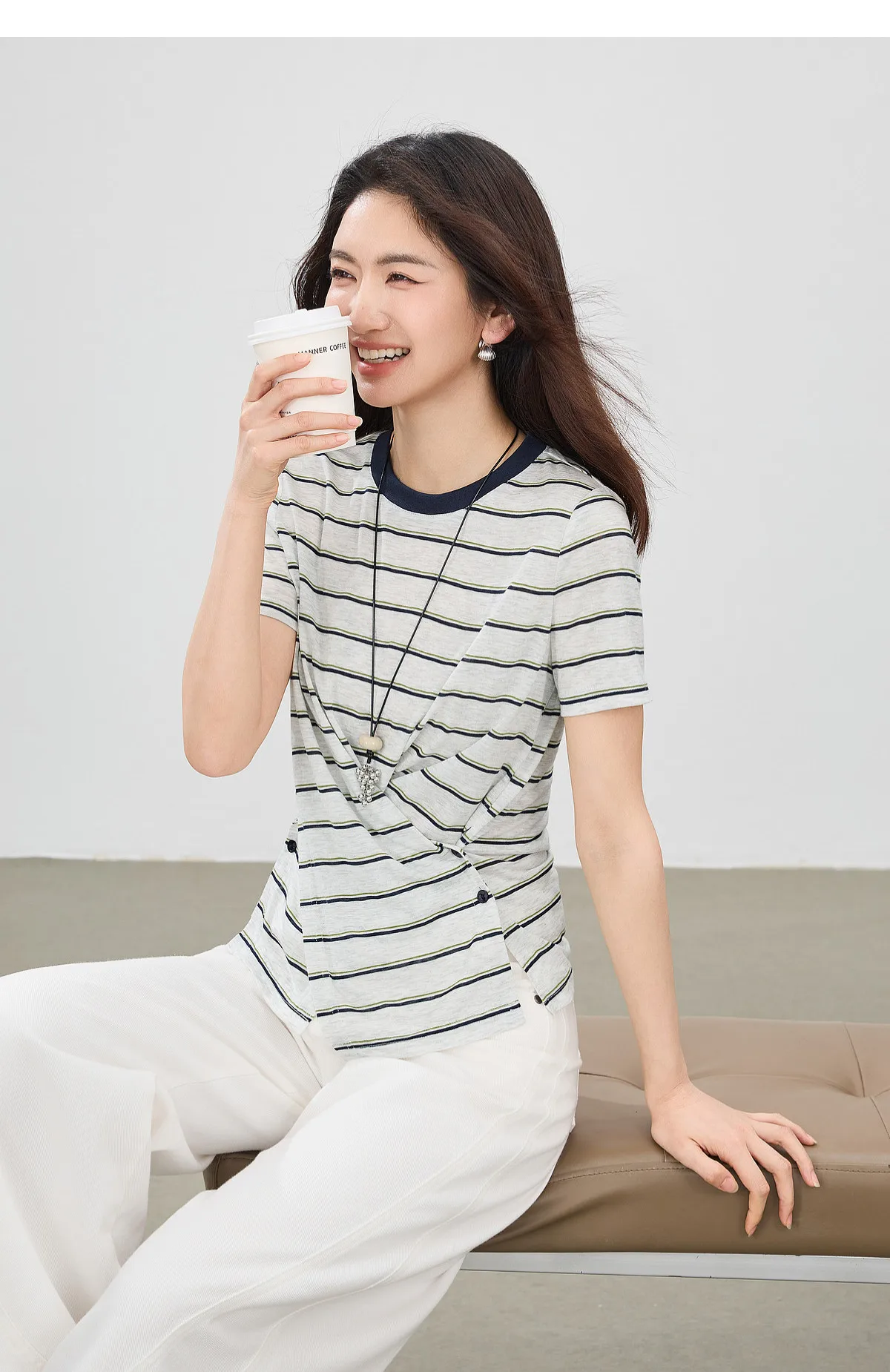 SENTUBILA Damen-Strickoberteil mit Rundhalsausschnitt und Kontraststreifen, Sommermode 2026, kurzärmeliges T-Shirt mit Twist-Front-Schlitz und Knöpfen Q62TC7208 – Detail 31
