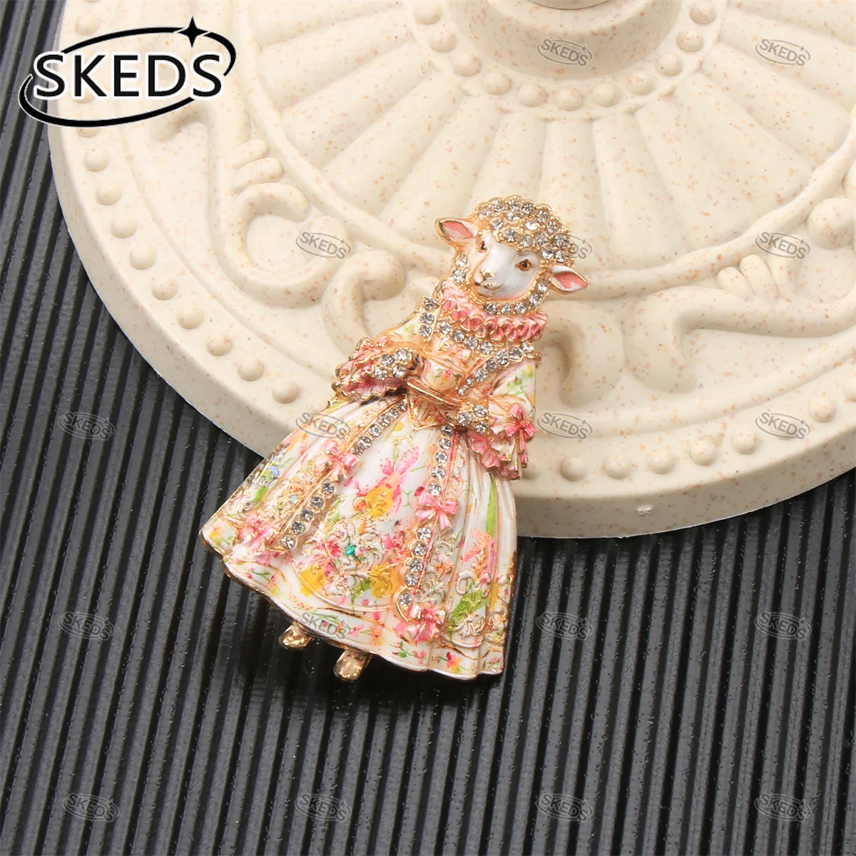 SKEDS Vintage Baroque Princess Sheep Brooch for Women Luxury Animal Lapel Pin Elegant Floral Dress Sheep Lady Brooches