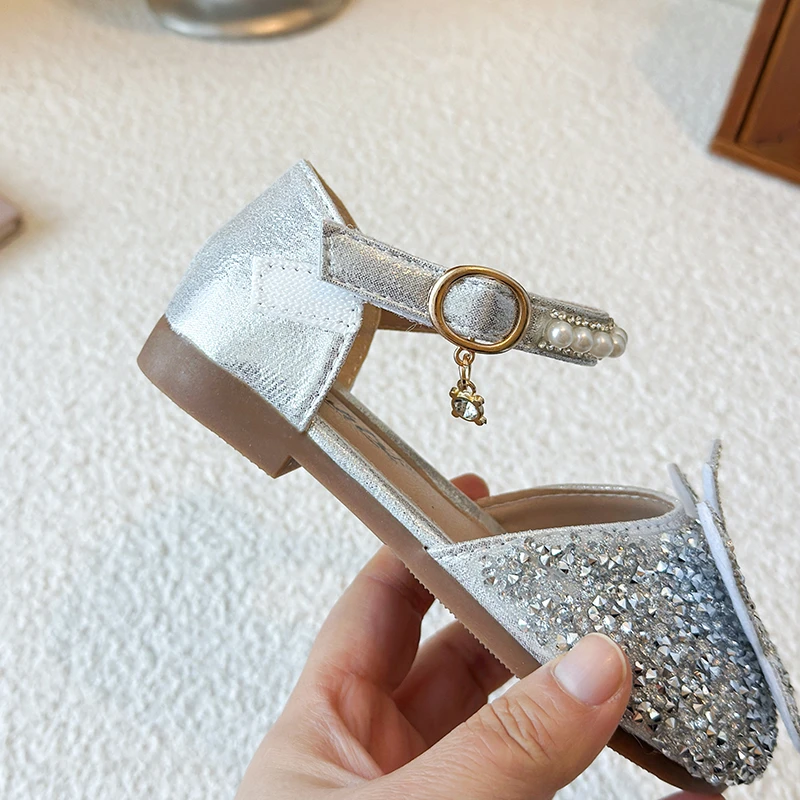 

Детская повседневная обувь, сандалии из искусственной кожи с блестками и жемчугом, летняя обувь для девочек, на липучке, с мягкой подошвой, серебристо-черные, размеры 21-35