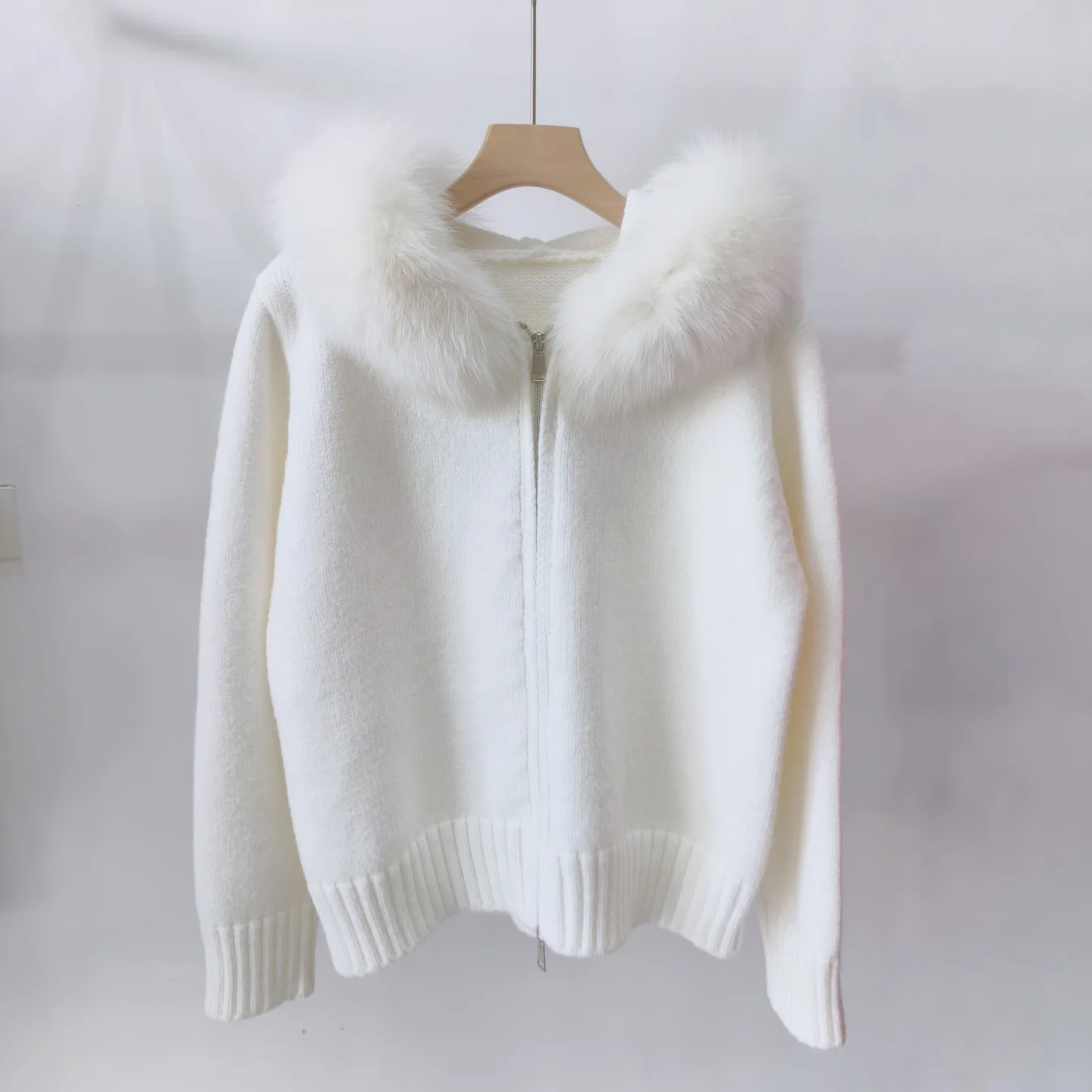 

2025 женский вязаный кардиган с капюшоном из искусственного лисьего меха, свободное пальто с меховым воротником, повседневная модная вязаная куртка, кардиган большого размера