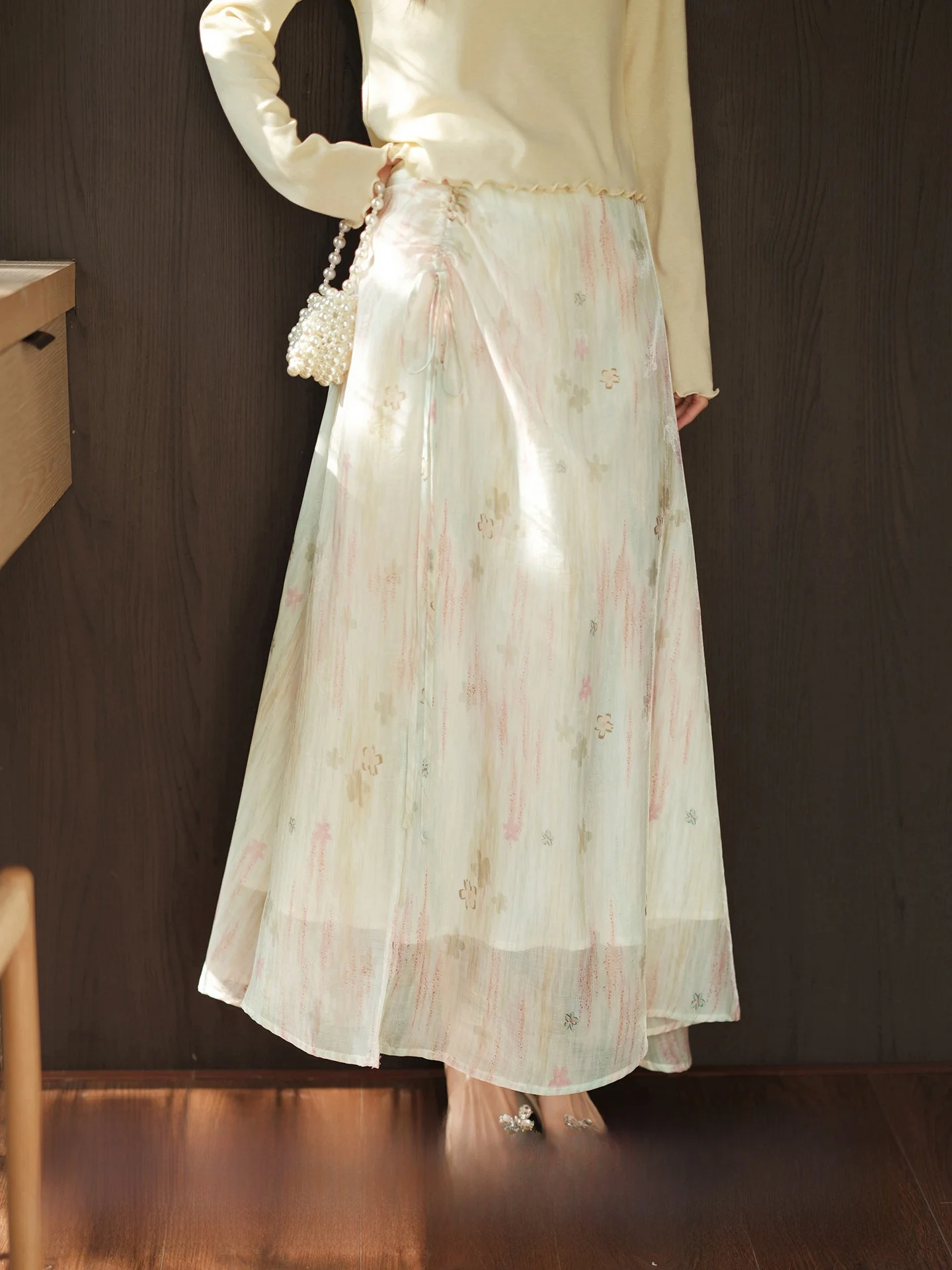 

Деревянная юбка-трапеция с градиентным цветочным дизайном для женщин: весенняя элегантность, маленькая юбка-фея