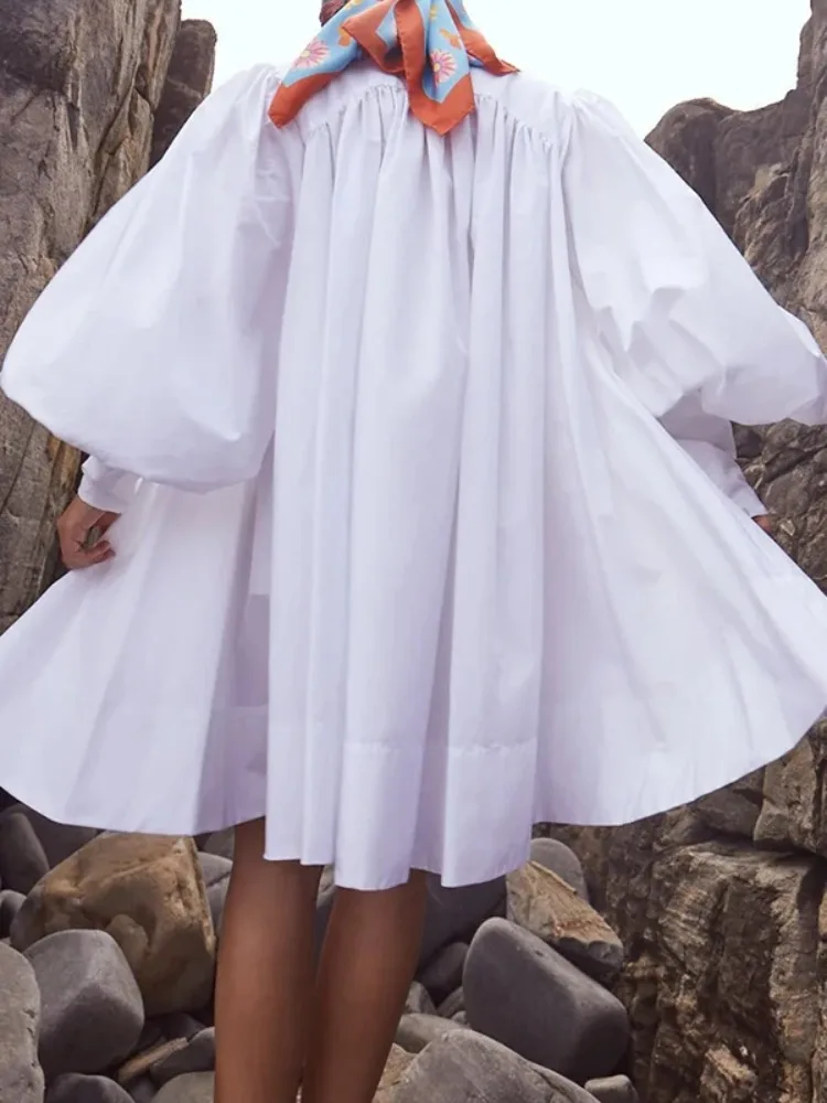 Yeezzi Weißes Damen-Minikleid mit Stehkragen, plissiert, lange Puffärmel, geknöpft, übergroß, lässig, trendig, Baumwollhemdkleid