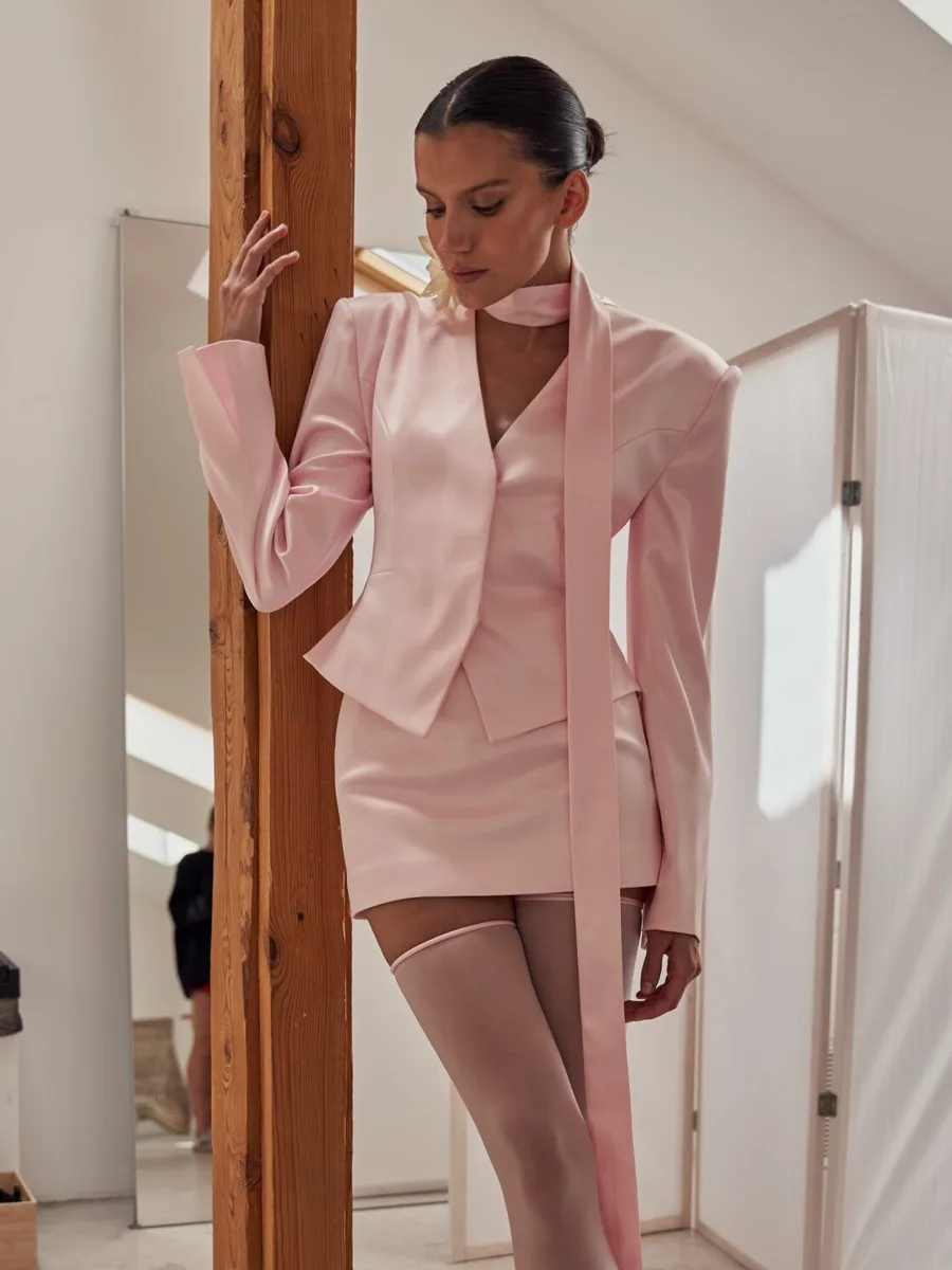Ensemble de soirée DFDG pour femme 2026 : Blazer structuré à col cravate en satin brillant et mini-jupe taille haute