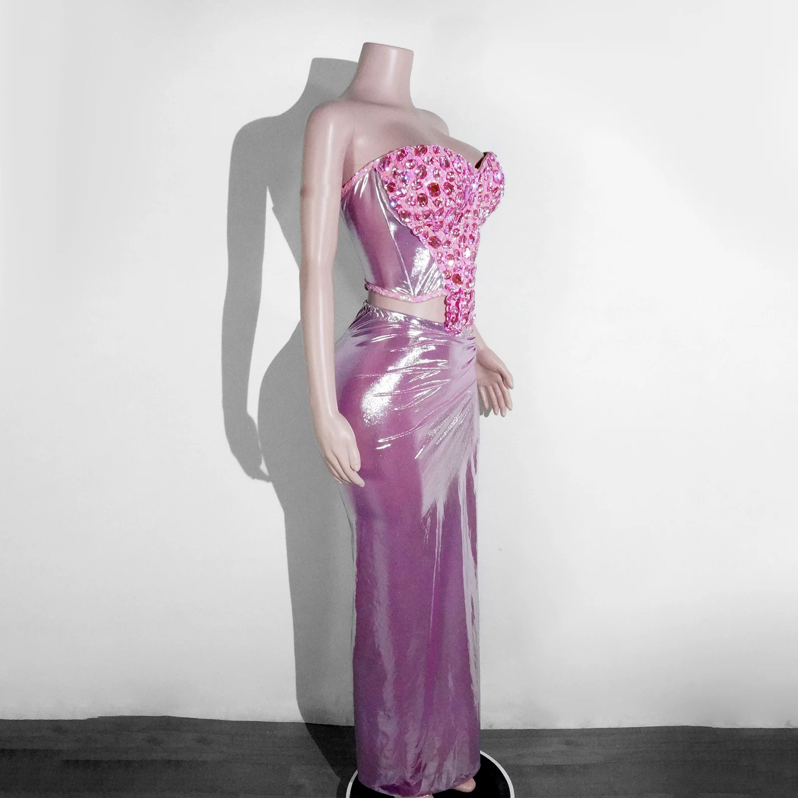 فستان من قطعتين غير متماثل من الماس الوردي اللامع بتصميم GOGO للسيدات مثير بدون حمالات تنورة علوية تناسب أداء الرقص الزي