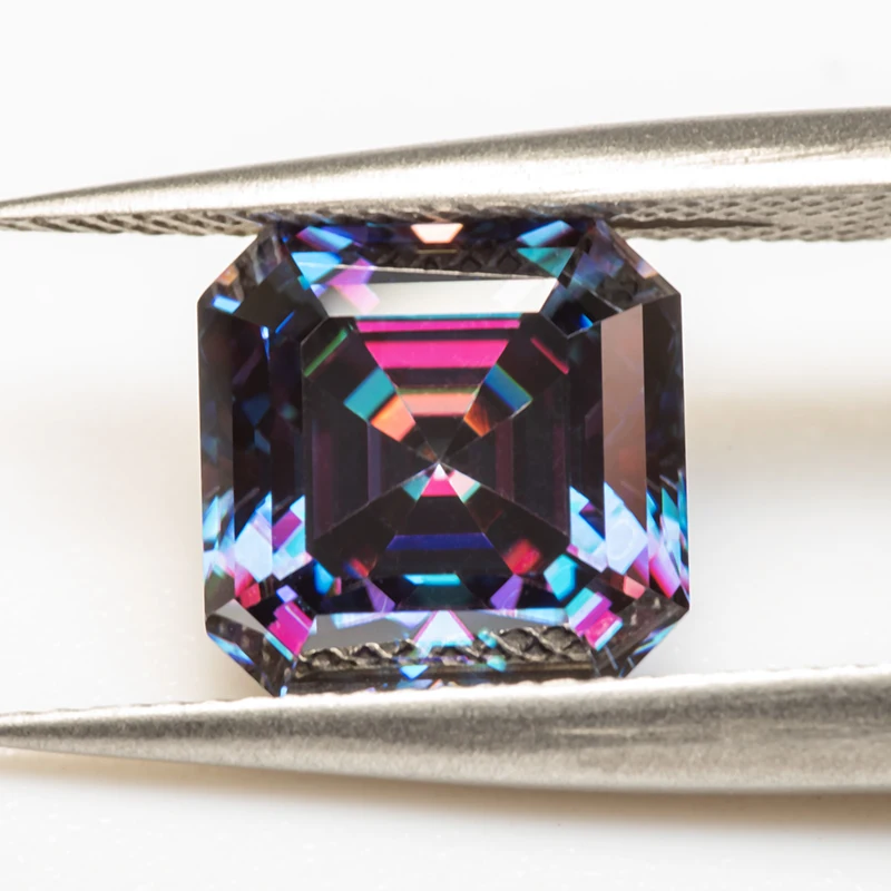 Moissanit-Stein im Asscher-Schliff, Kaiserlila, im Labor gezüchteter Edelstein für Schmuckherstellung, besteht den Diamanttest mit Zertifikat. – Detail 5