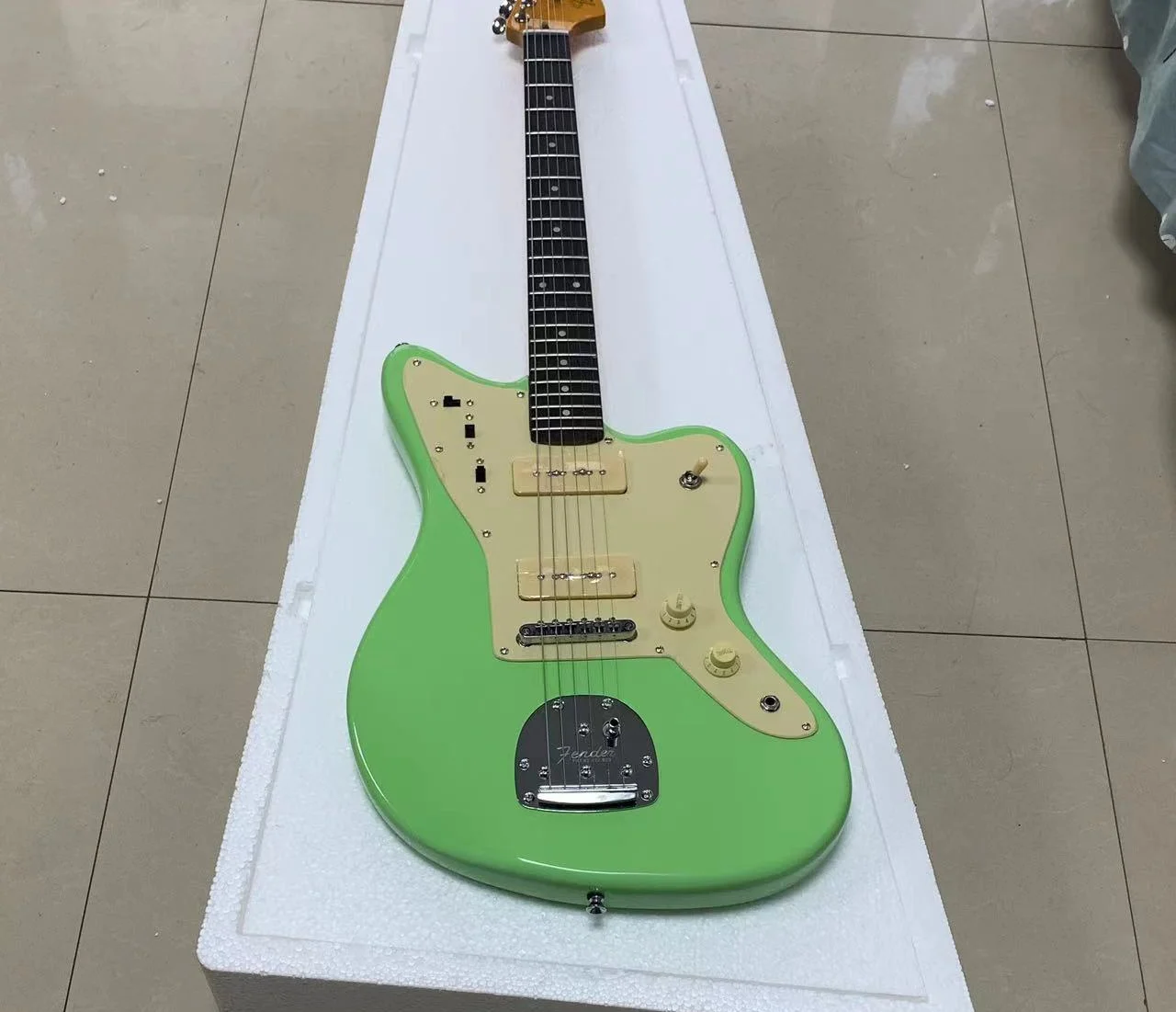 

High quality Jaguar Jazz electric guitar, dual P90 pickup, support for customization, free shipping