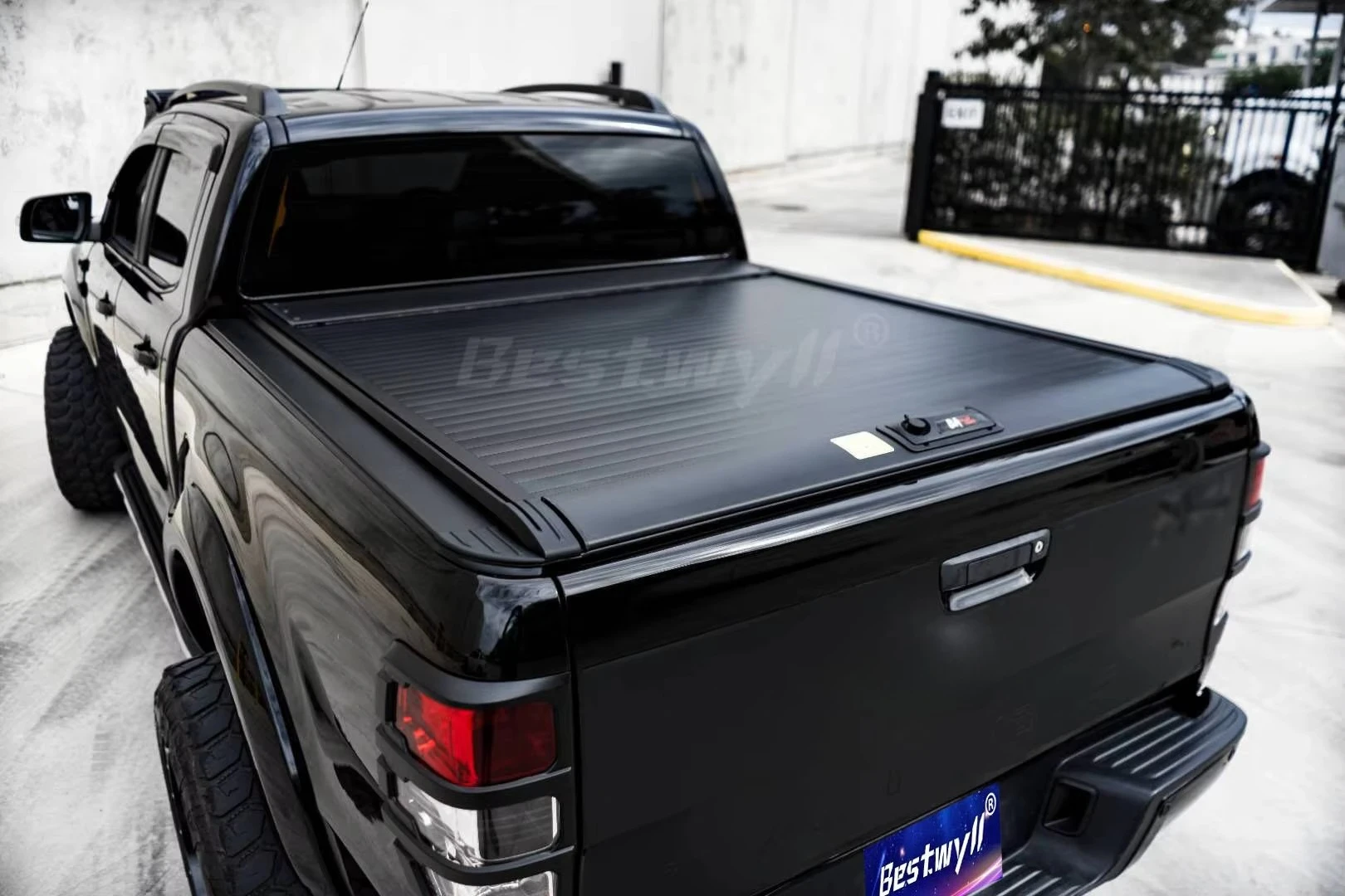 Wholesale Waterproof Hard Aluminum Retractable Pickup Truck Tonneau Bed Cover Manual Roller Lid For  BT50 2021 K38