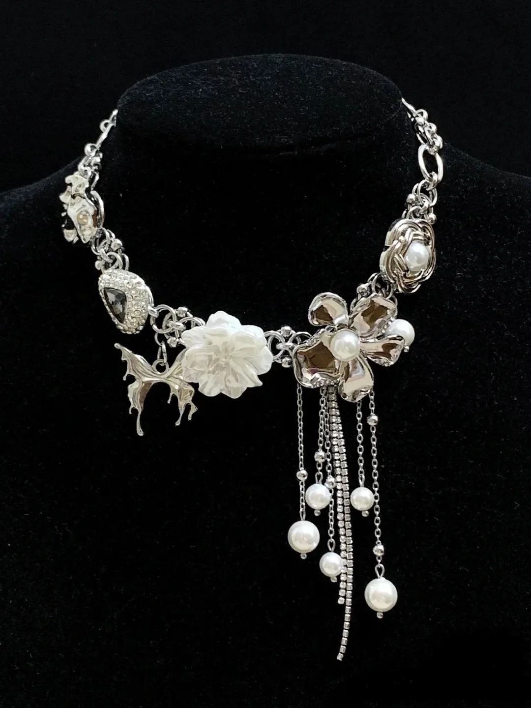 HUANZHI Romantic Elegant Flower Tassel Necklace Metal Butterfly Vintage Faux Pearl Choker Fashion Unisex Jewelry for Women New