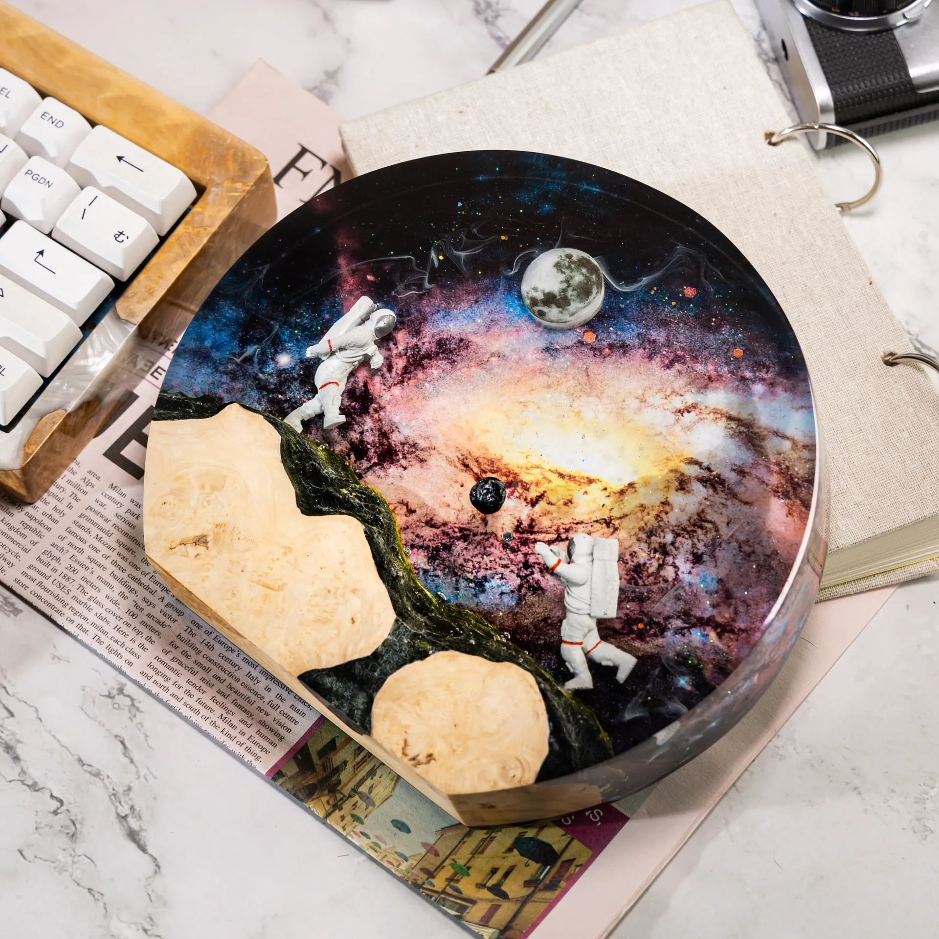 Lampa żywiczna z motywem wszechświata, kreatywna lampka nocna, astronauta w kosmosie, dekoracja krajobrazu, kolorowa lampka stołowa, ładowanie USB