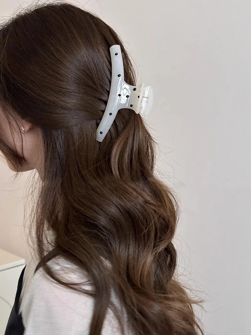 Polka dot grab clips that can match everything! Minimalist style is a timeless fashion item!