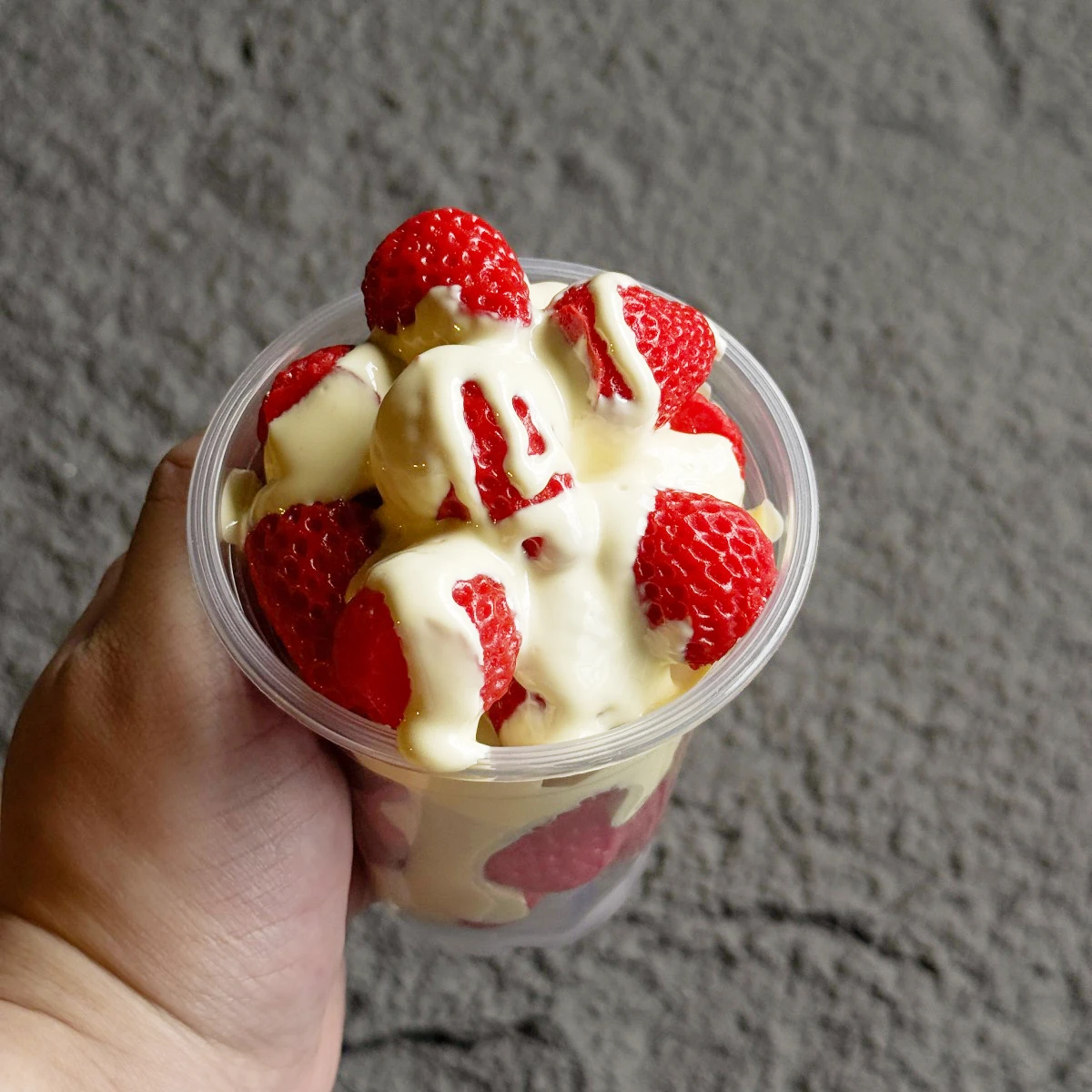 Рождественская поддельная клубничная десертная чашка - реалистичная имитация еды, декор рождественской елки, подарок на праздничную вечеринку, реквизит для фотосъемки