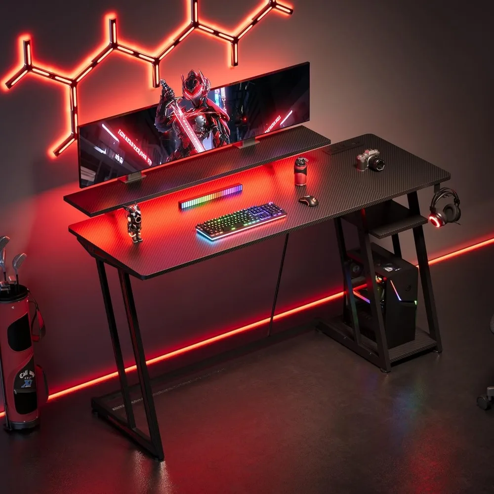 مكتب ألعاب بإضاءة LED مقاس 47 بوصة مع منافذ طاقة وطاولة من ألياف الكربون قابلة للتعديل تتميز بحامل شاشة وتخزينها