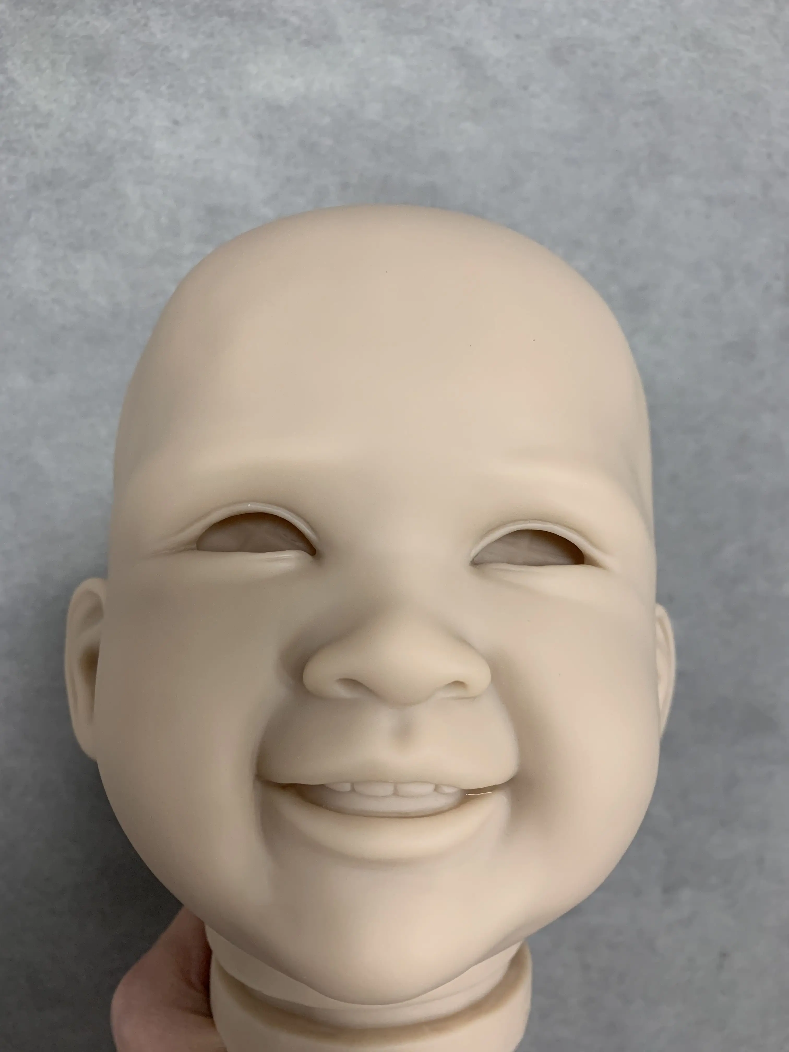 NPK 28 inch Reborn Doll Kit Renata Zacht Vinyl Frisse Kleur met Oogbollen En Doek Lichaam voor DIY Pop Maken