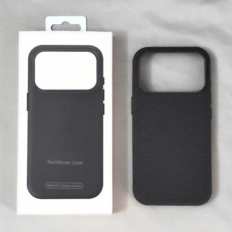 Luxuriöse, offizielle Technologie-Stoffhülle mit Magnetfunktion für iPhone 18 Pro, 17 Pro Max, kompatibel mit MagSafe, Original-Technologie, strukturierte Rückseite. – Detail 12