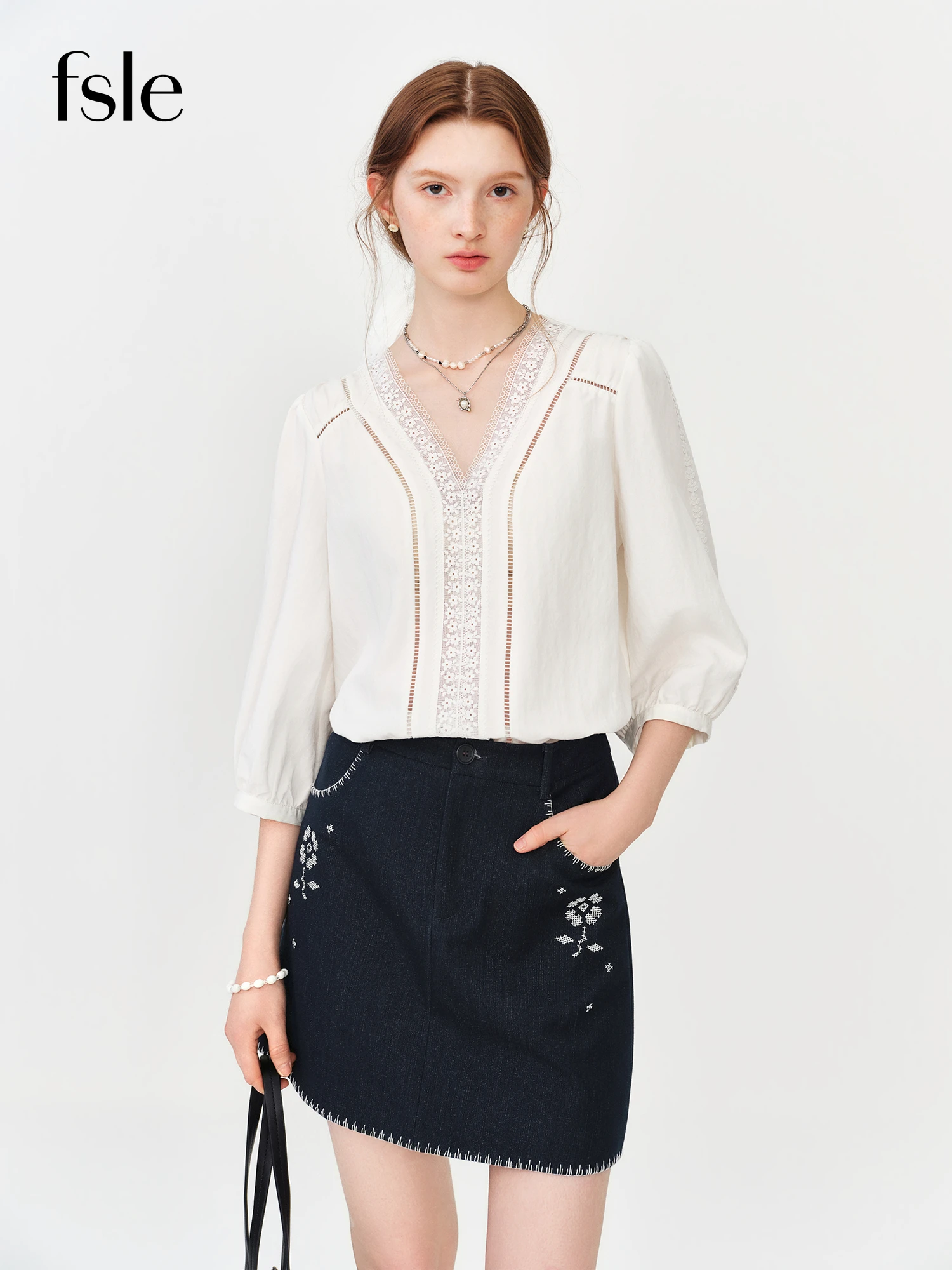 

FSLE Новая летняя женская блузка с V-образным вырезом, кружевной отделкой и пышными рукавами, свободного кроя, для офиса и повседневной носки, элегантный стиль 2026