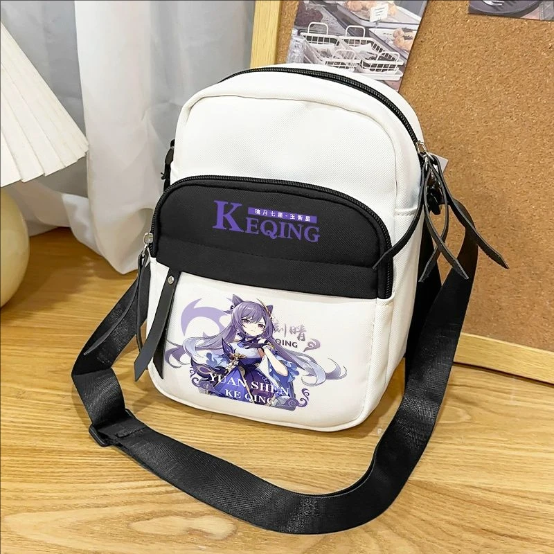 Anime 2025 juego GS Impact Cos Keqing Kazuha Mona Qiqi Kamisato Ayaka Unisex en Stock desplazamientos diarios bolso cruzado presente