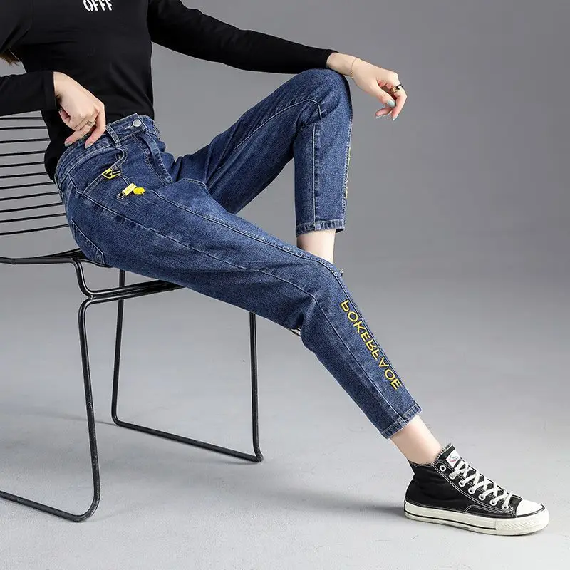 秋と冬のハイウエスト弾性ジーンズ女性の韓国ハーランルーズ刺繍ガールズパンツ薄い多用途ラディッシュグレーパンツ
