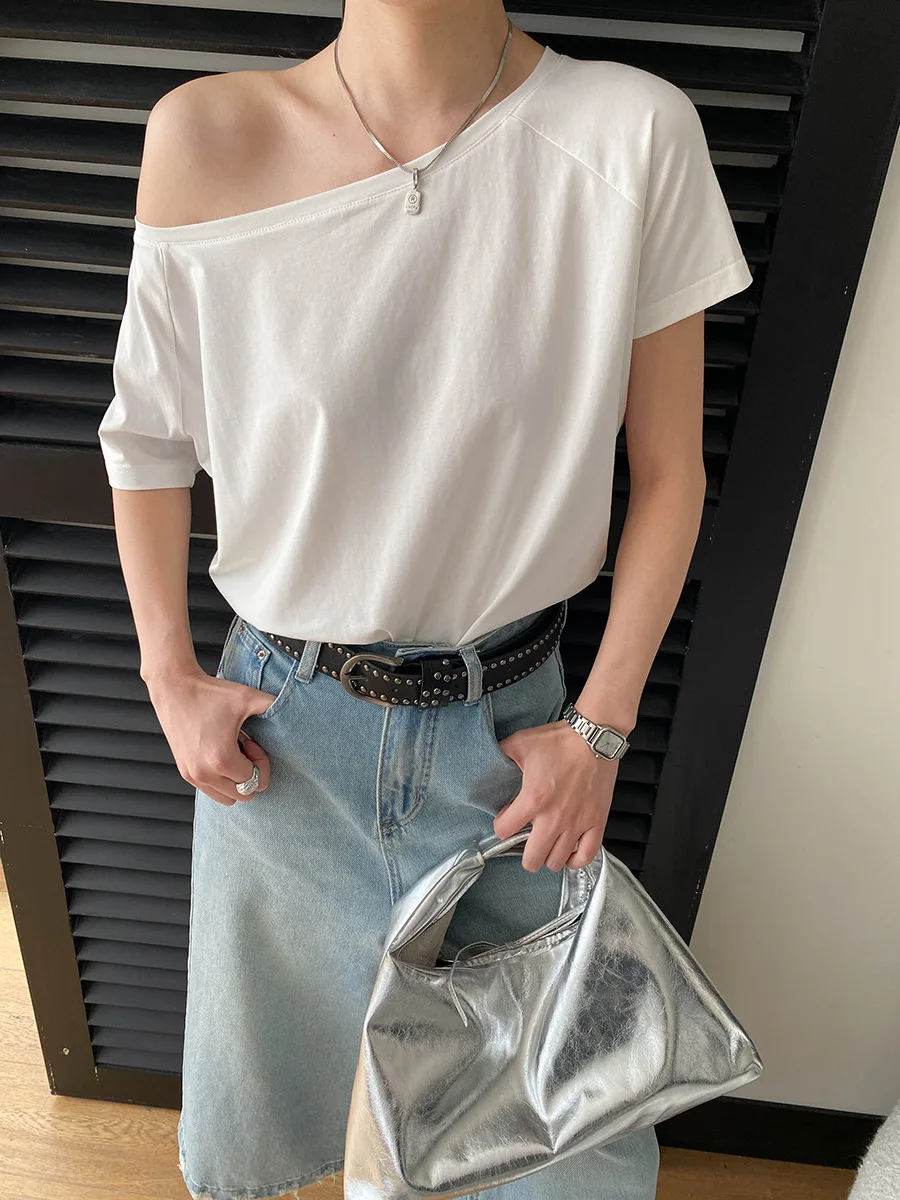 Sommerliches Damen-T-Shirt in unifarbenem Design mit schrägem Ausschnitt, schulterfrei, lockerer Passform und schlankmachendem Effekt, kurzärmelig. – Detail 7