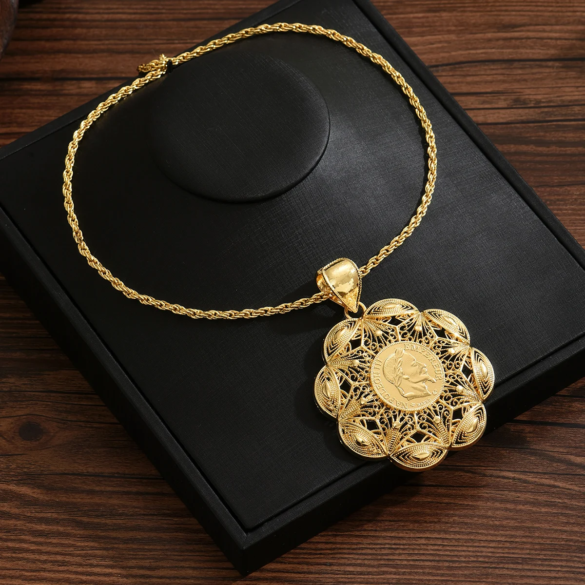 

Bohemian Style Golden Lady's Necklace Featuring A Portrait Pattern In The Shape Of A Round Flower A Unique And Stylish Choker