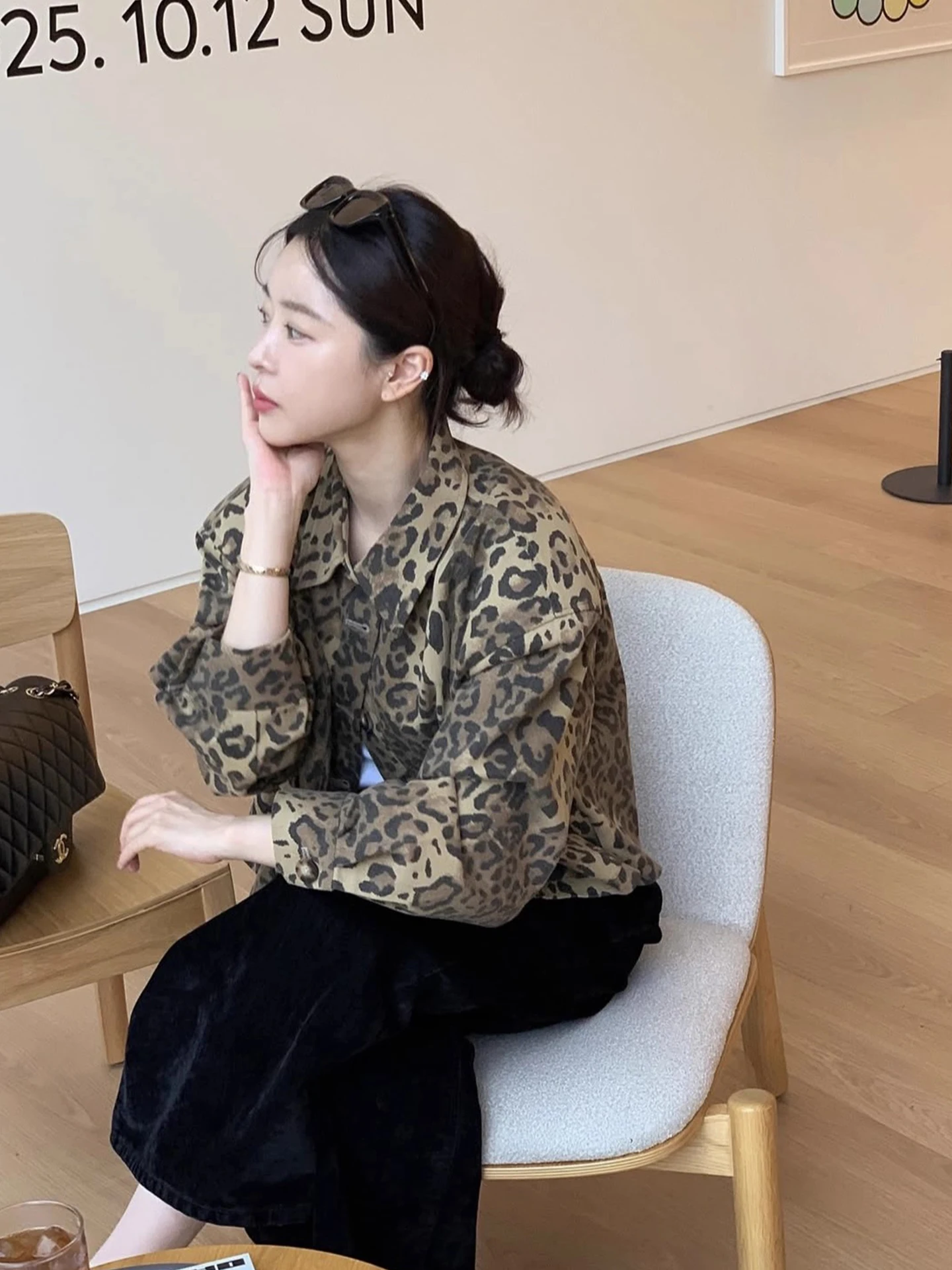 レトロなヒョウ柄デザインシングルボタンショートジャケット女性のルーズオープンカーディガントップ通勤スタイル秋の新着