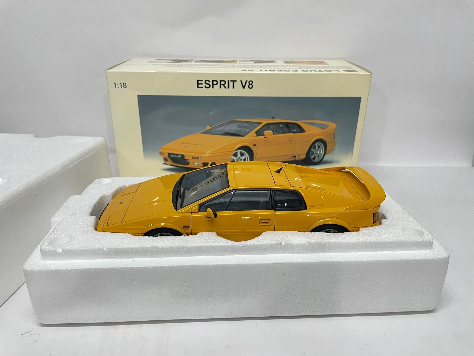 Autoart 1:18 Esprit V8 Yellow Simulation Limited Edition All Open Alloy Metal Static Car Model Toy Gift