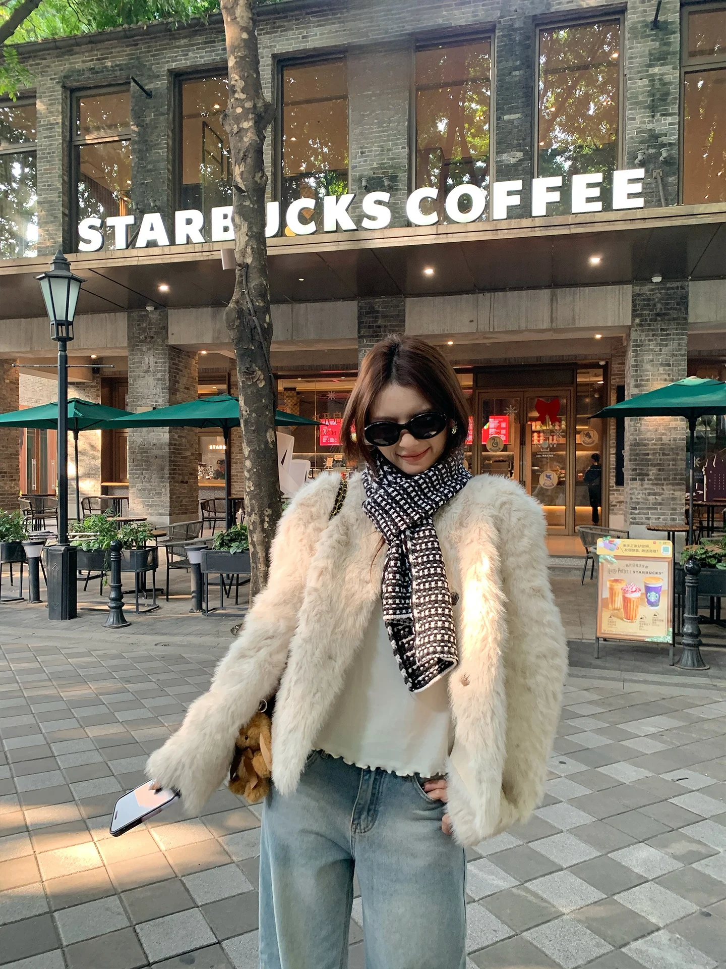 

FAN Short Thickened Fur Jacket 2026 New Style Warm Slimming Eco-friendly Leather Coat Pure Color Everyday Wear for Young Women