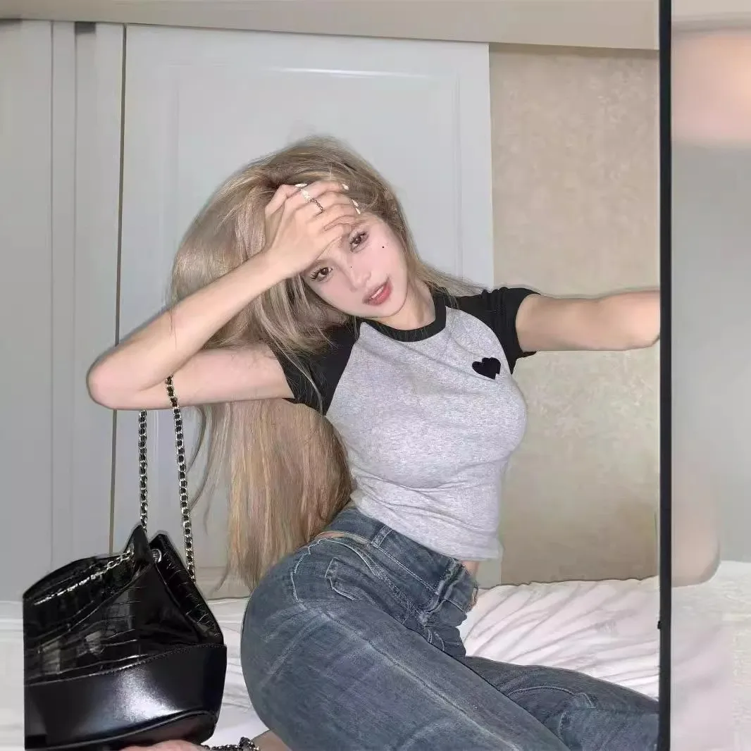 توب قصير عالي الخصر بألوان متباينة للنساء، تي شيرت ضيق بأكمام قصيرة للربيع والصيف، تصميم عصري مطبوع من البوليستر