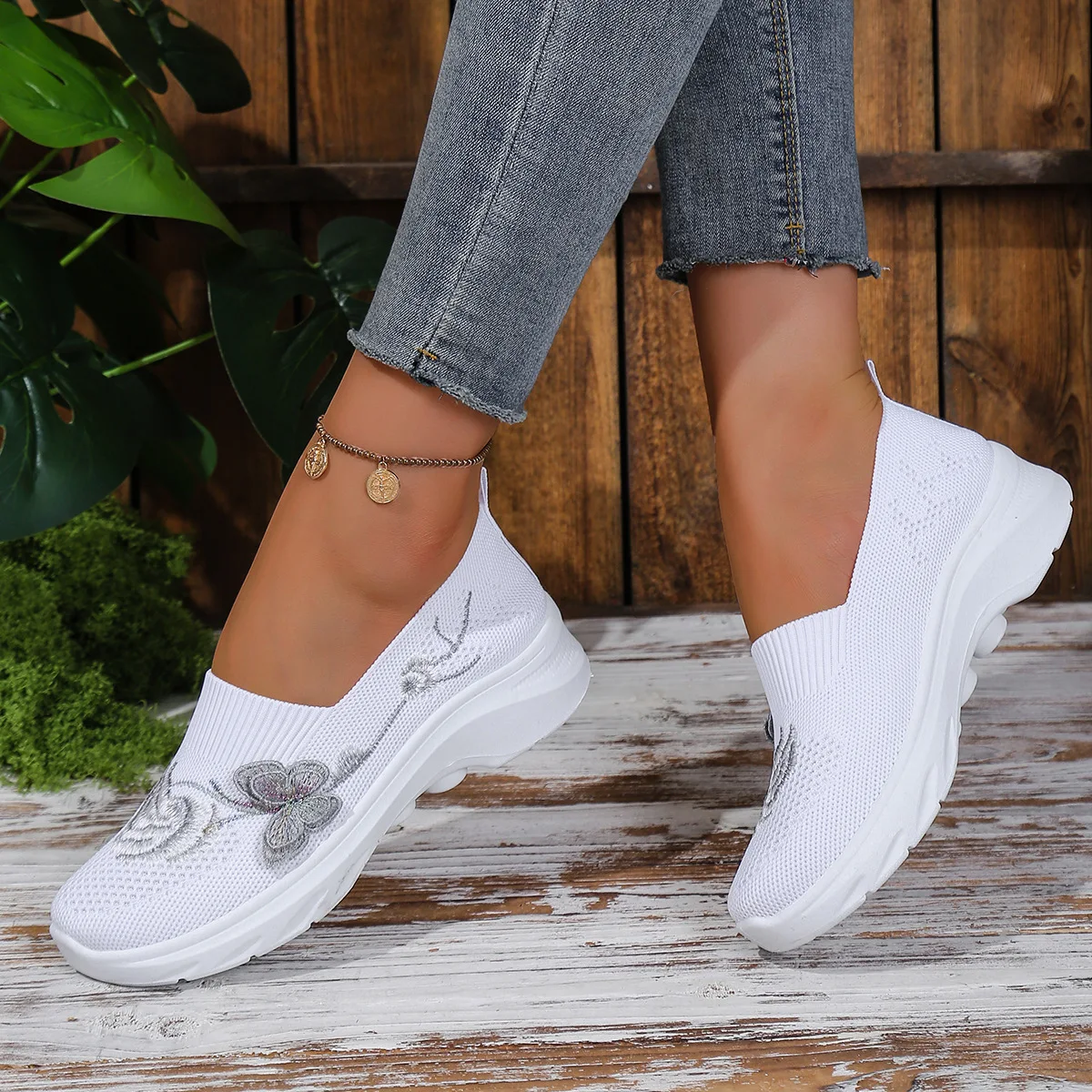 

Comfortable Walking Shoes for Women Lightweight Soft Sole Casual Shoes Breathable Non Slip Elderly Mother Shoes Slip On Low Top