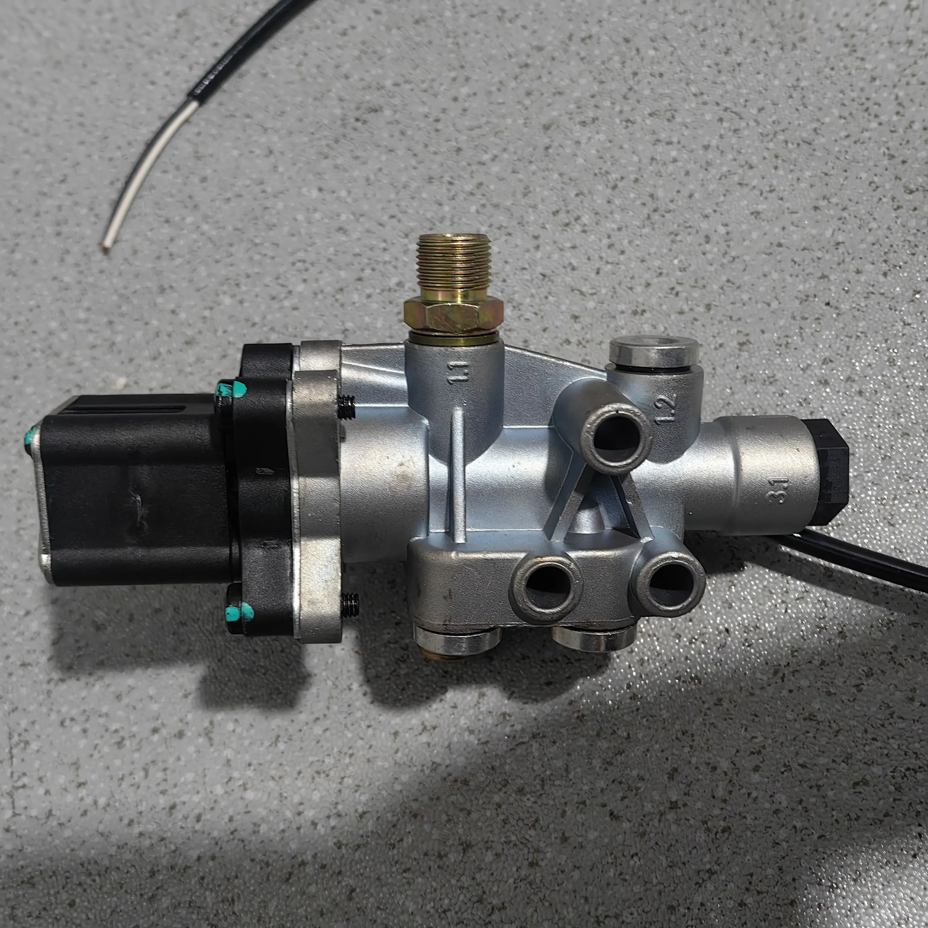 Special silent solenoid valve for lifting bridge