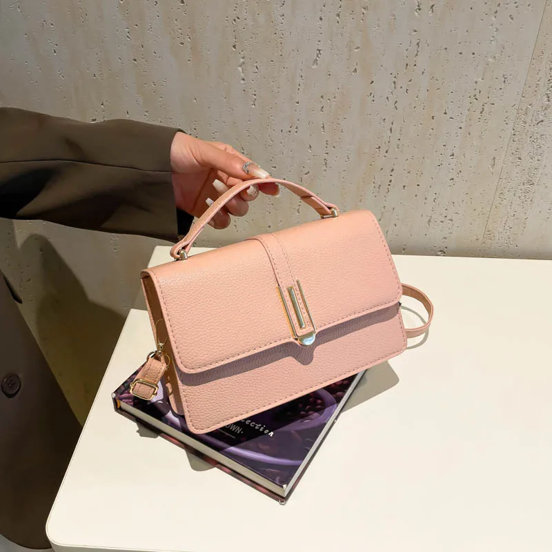 

Стильная женская сумка через плечо из искусственной кожи Элегантная сумка-тоут с регулируемым ремешком Компактная сумка через плечо Маленький квадратный дизайн