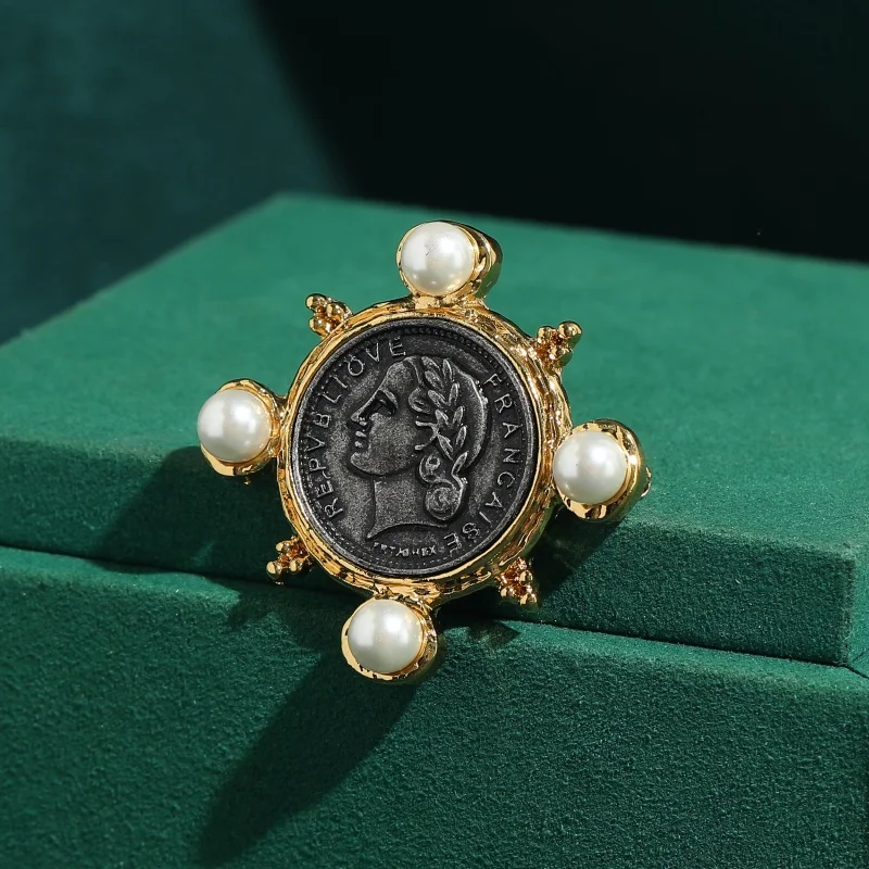 

Vintage Beauty Portrait Antique Coin Pearl Brooch Gold Color For Woman Dress Party Luxury Brand Jewelry 2026 New Accessories
