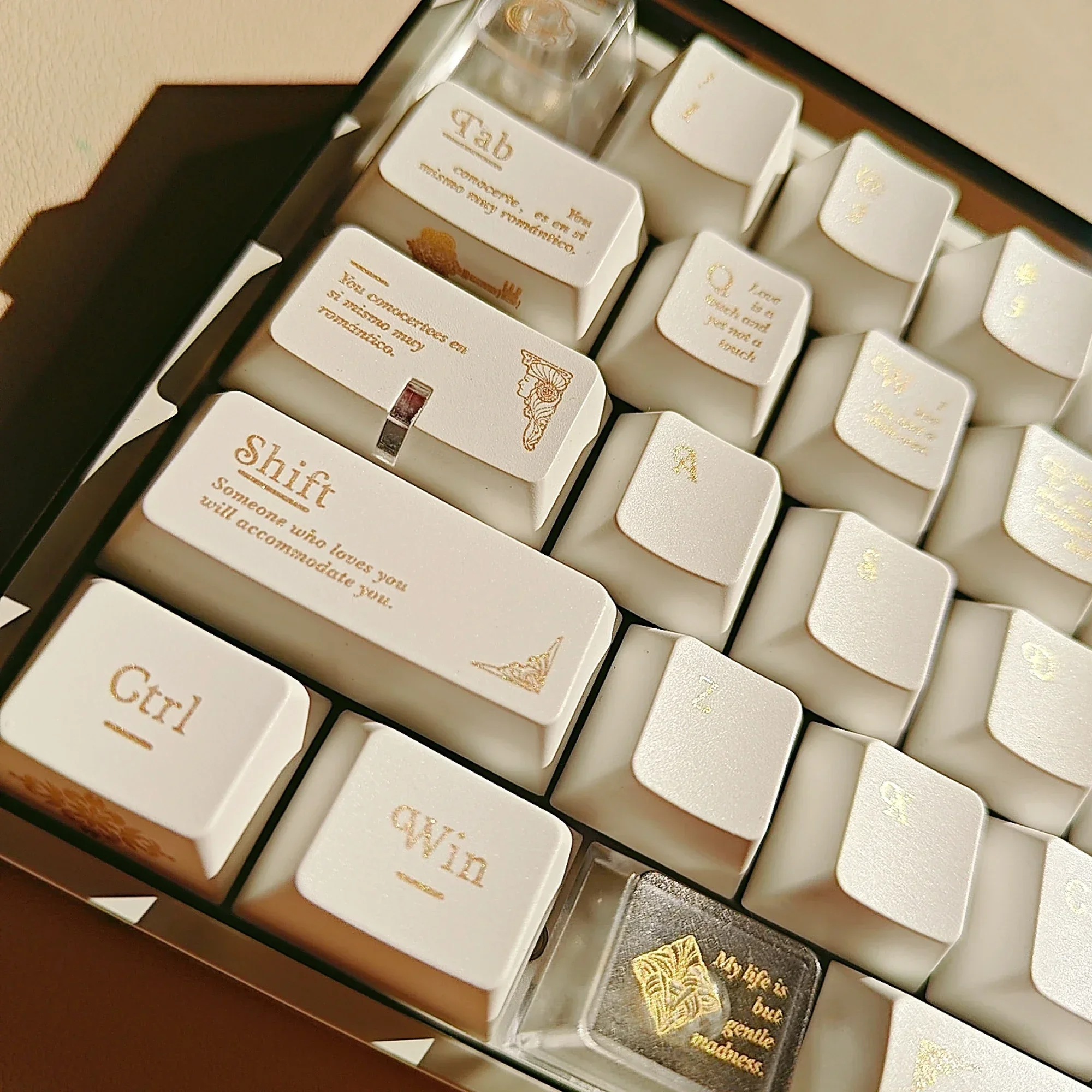 BaroqueThemed Keycap Made of PBT Material HeatSublimation Classic Craftsmanship White Gold Customized Mechanical Keyboard Keycap