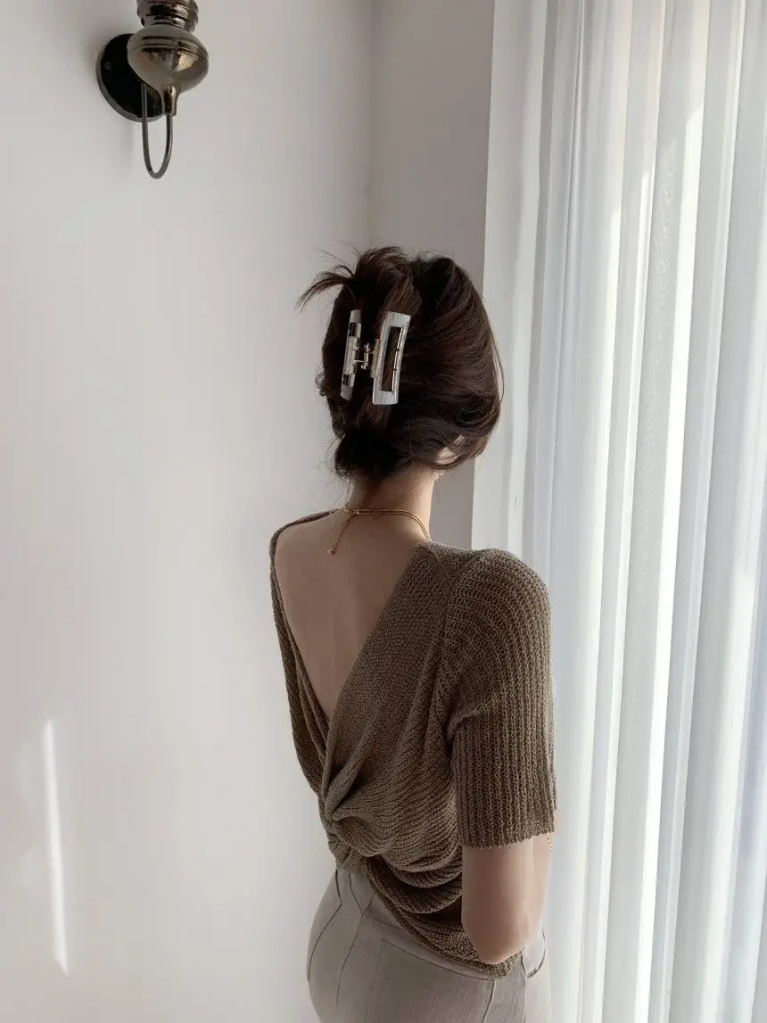 تصميم ريترو متماسك على شكل حرف V مع سترة علوية عصرية بأكمام قصيرة من الأمام والخلف مكونة من قطعتين