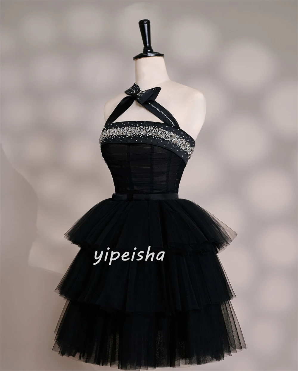 Sukienki szyte na miarę w nowoczesnym stylu, z błyszczącego tiulu, zdobione cyrkoniami, warstwowe, o kroju litery A, z jednym ramiączkiem, o długości do kolan, sukienki na specjalne okazje, klasyczne.