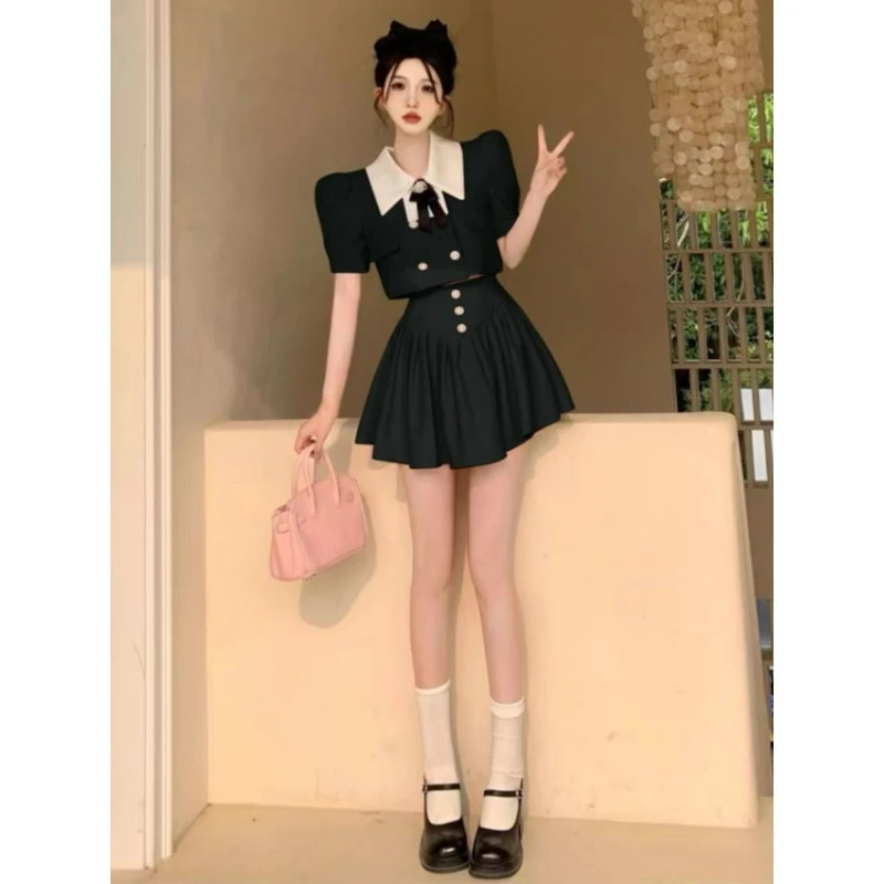 Ein neues Sommerset für Damen mit einem hochwertigen, modischen und stilvollen Oberteil und Rock mit Puppenhals