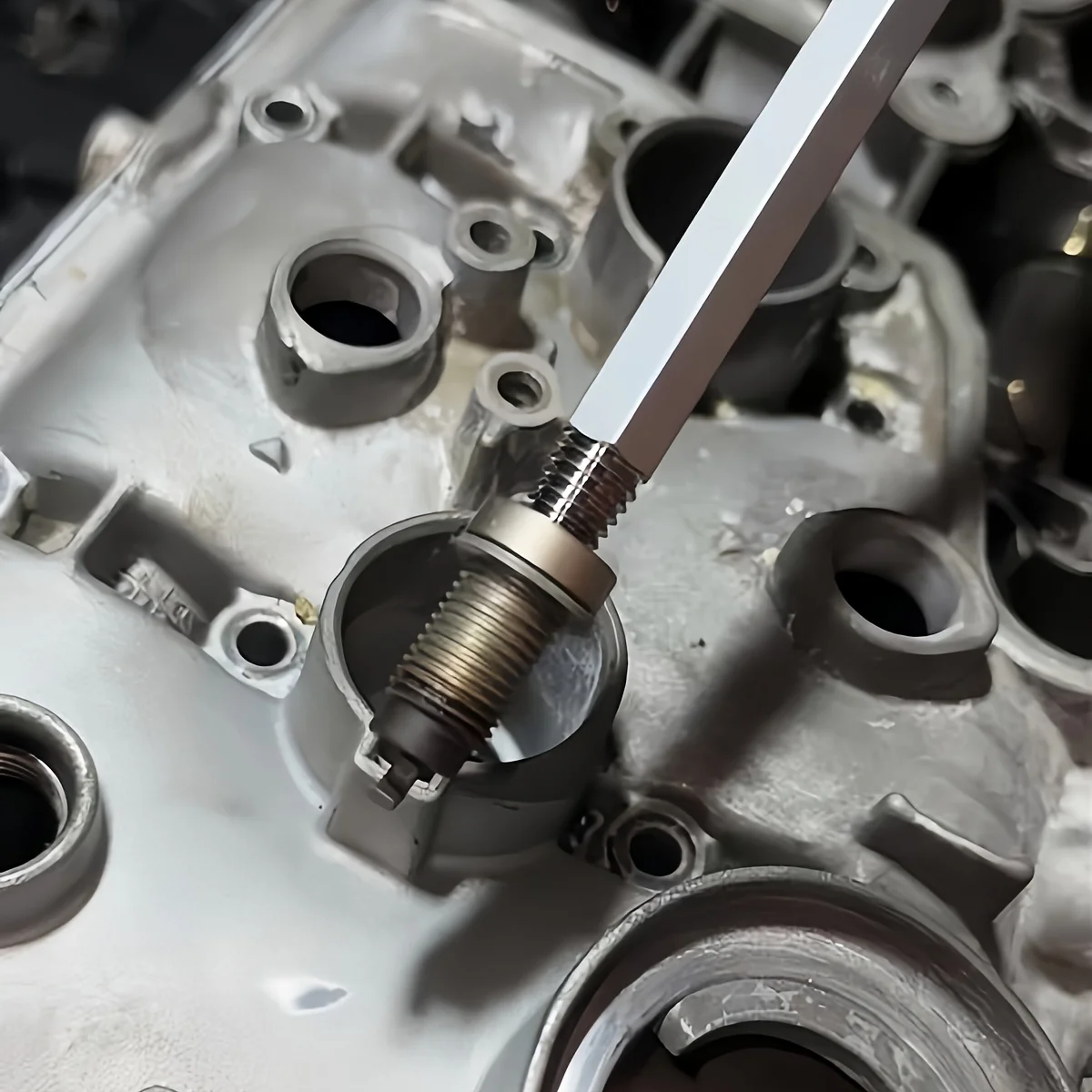 

Инструмент для извлечения сломанных свечей зажигания и резьбовых элементов: 1 шт., инвертированные конусы-шестигранники, обратная резьба, для ремонта автомобилей, легкое удаление сломанных винтов