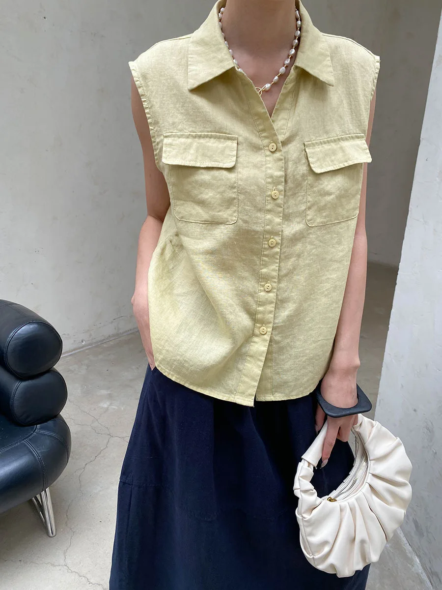 Sommerliche Damen-Weste in einfarbigem Design mit Revers und doppelten Taschen, ärmellos. – Detail 16
