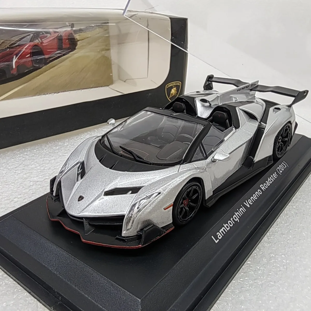 1:43 Lamborghini Veneno Roadster Die-cast Convertible Model Not Including Factory Defects
