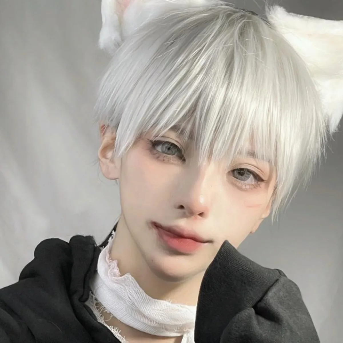 Witte korte haar volledige pruik voor mannen, Japanse Shota-stijl unisex hittebestendige cosplay pruik