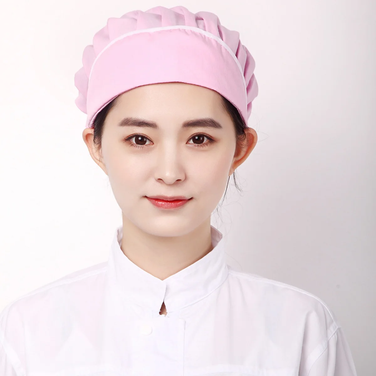 หมวกเชฟน้ำหนักเบาสีล้วนปรับได้ 1 ชิ้น หมวกทำงานกันฝุ่นระบายอากาศได้สำหรับงานจัดเลี้ยงร้านอาหารทำขนมสีชมพู