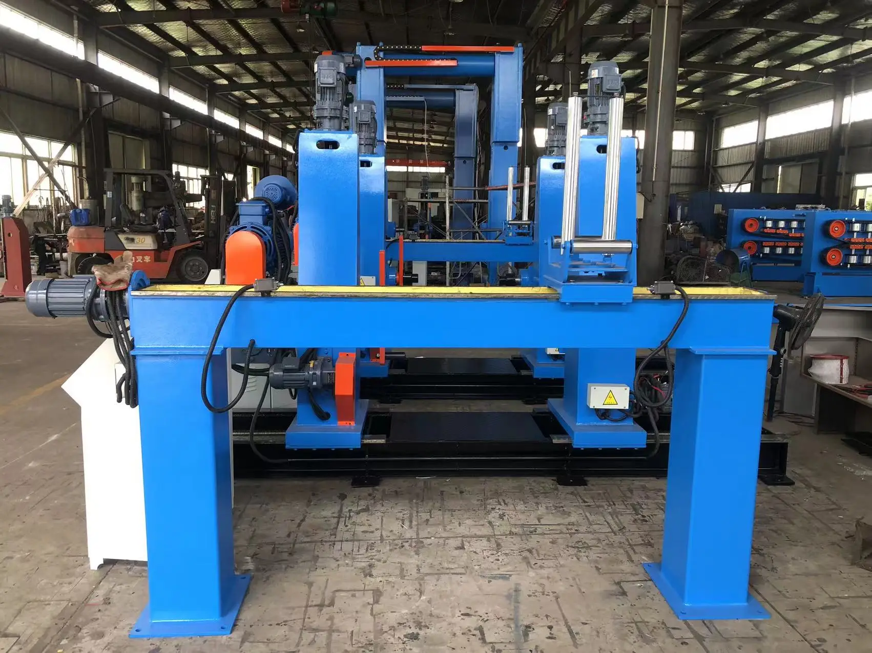 2500 와이어 레일 브래킷을 사용하여 출입구 결제 및 수납 장비를 연결합니다.